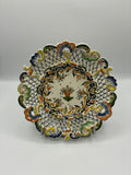 Assiette ajourée décor Vieux Rouen – faïence polychrome – Riva-Bella
