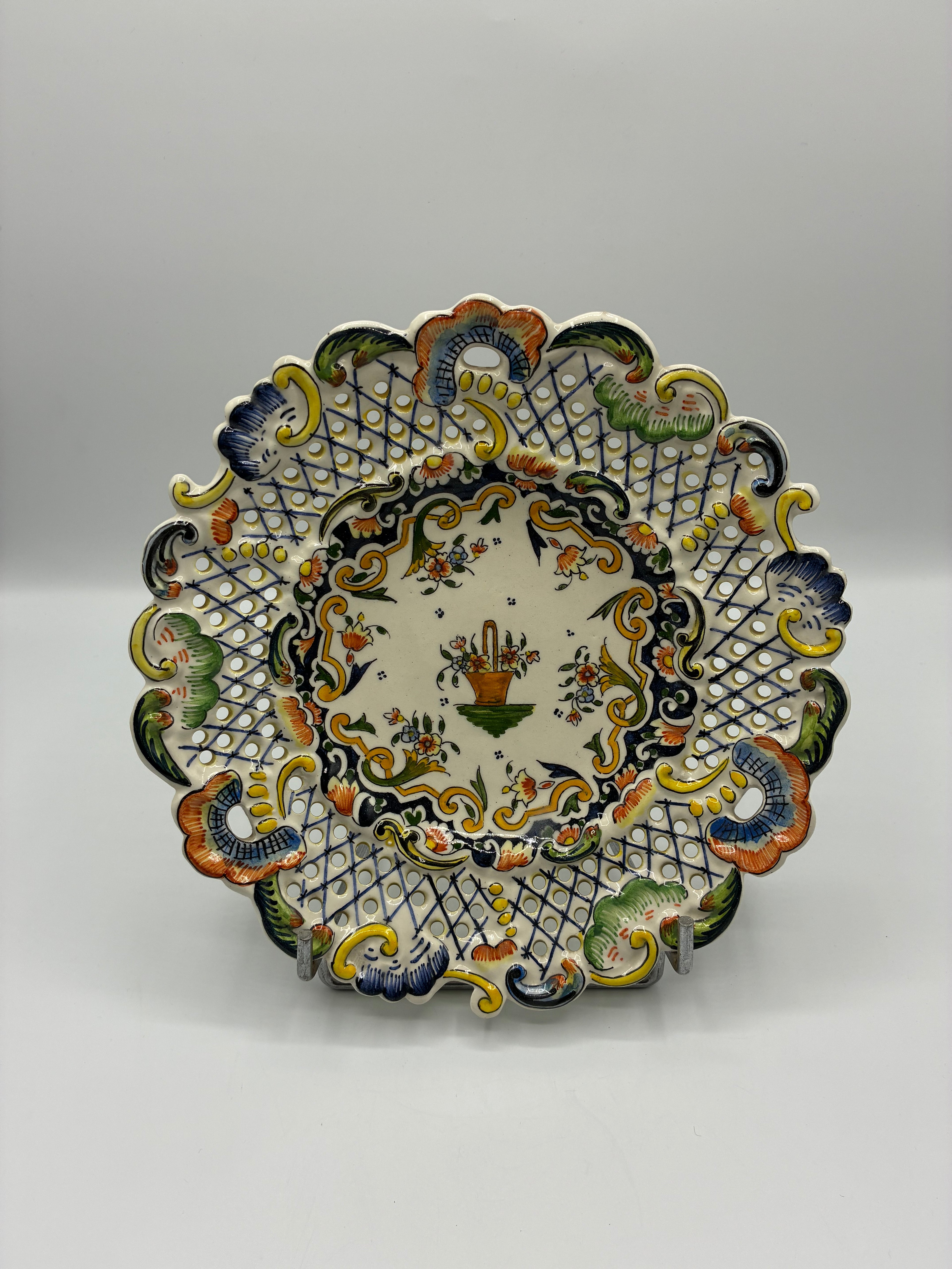 Assiette ajourée décor Vieux Rouen – faïence polychrome – Riva-Bella
