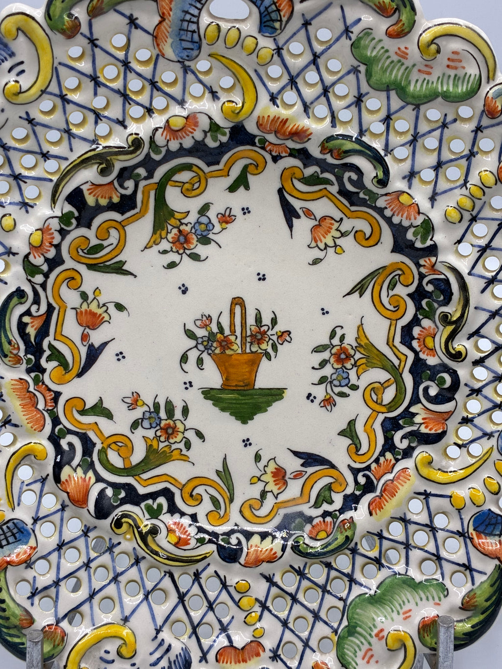 Assiette ajourée décor Vieux Rouen – faïence polychrome – Riva-Bella