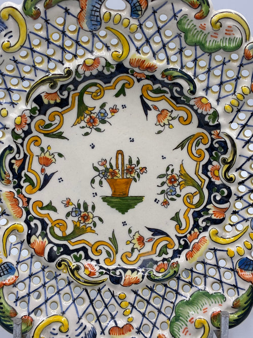Assiette ajourée décor Vieux Rouen – faïence polychrome – Riva-Bella