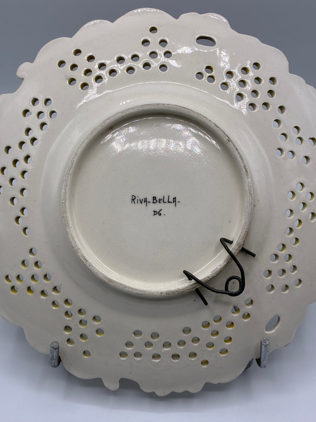 Assiette ajourée décor Vieux Rouen – faïence polychrome – Riva-Bella