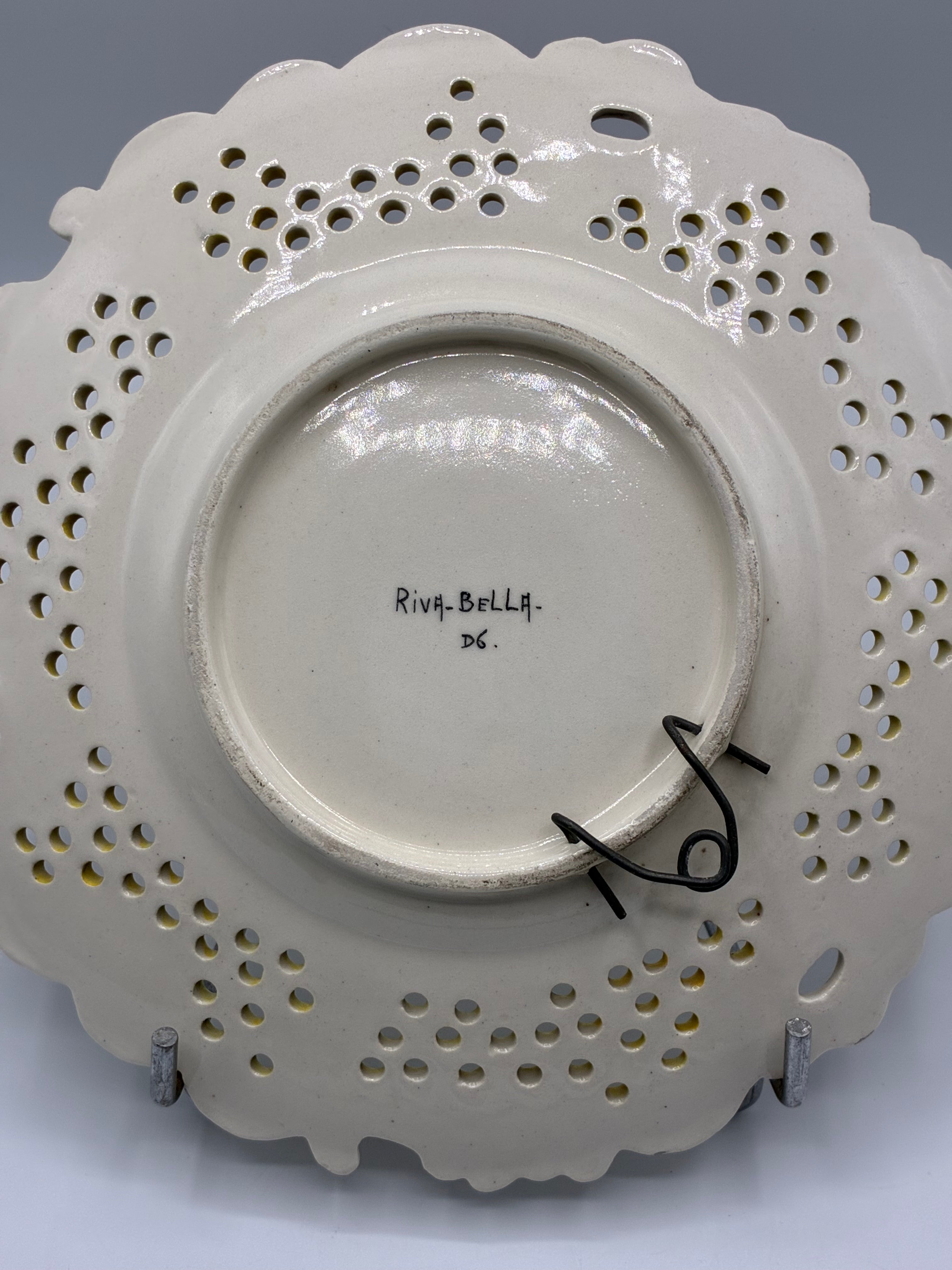 Assiette ajourée décor Vieux Rouen – faïence polychrome – Riva-Bella