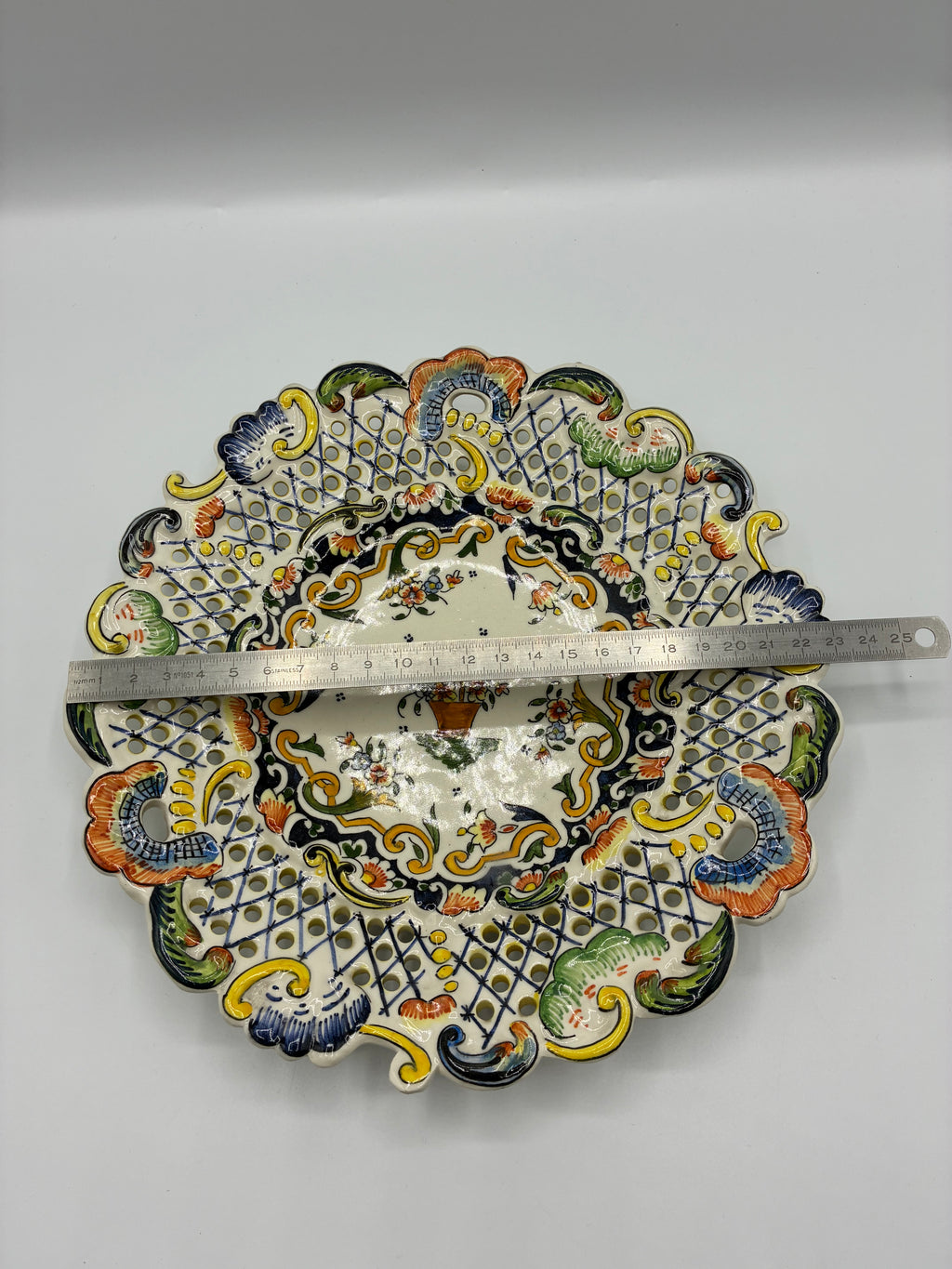 Assiette ajourée décor Vieux Rouen – faïence polychrome – Riva-Bella