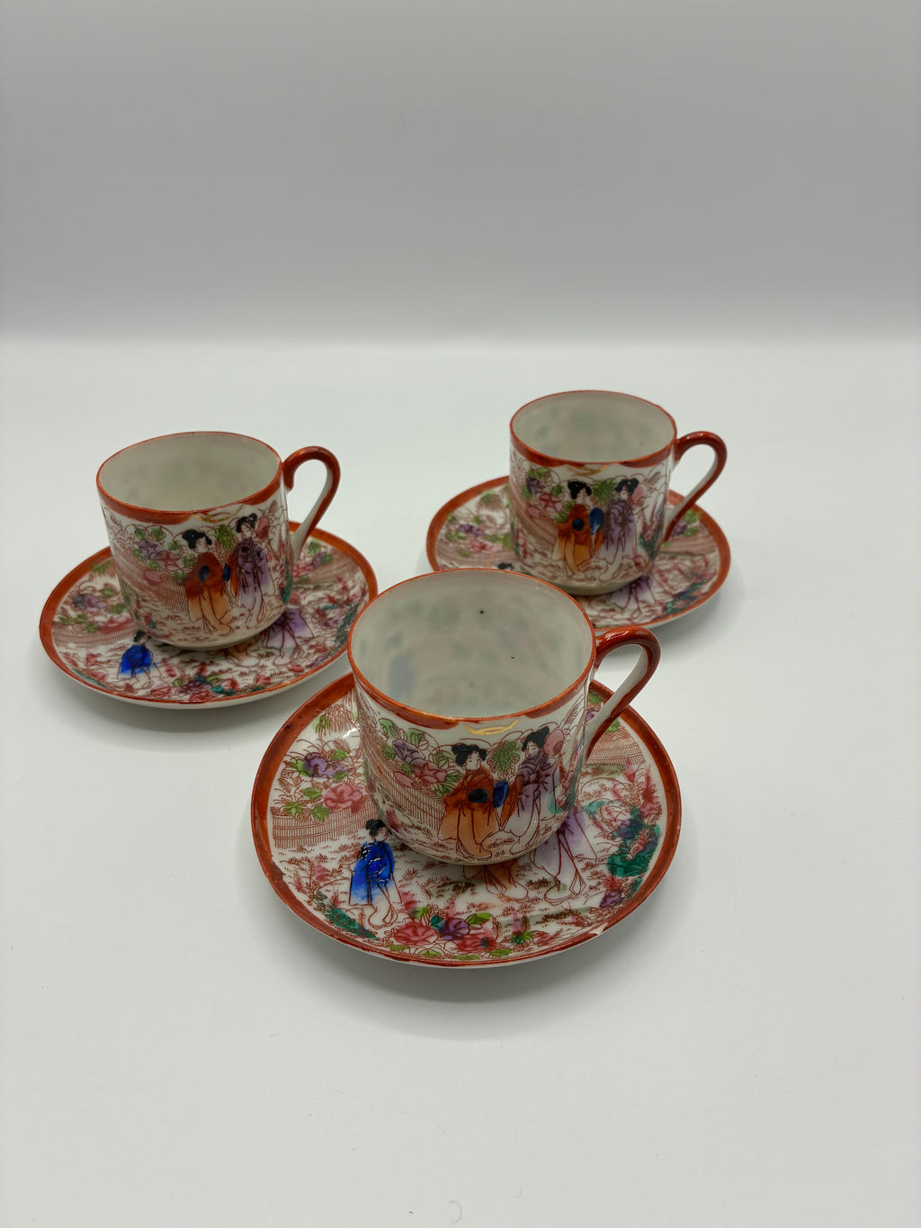 Ancien ensemble de 3 tasses et 3 soucoupes japonaises d’export décor geishas 1930-1950