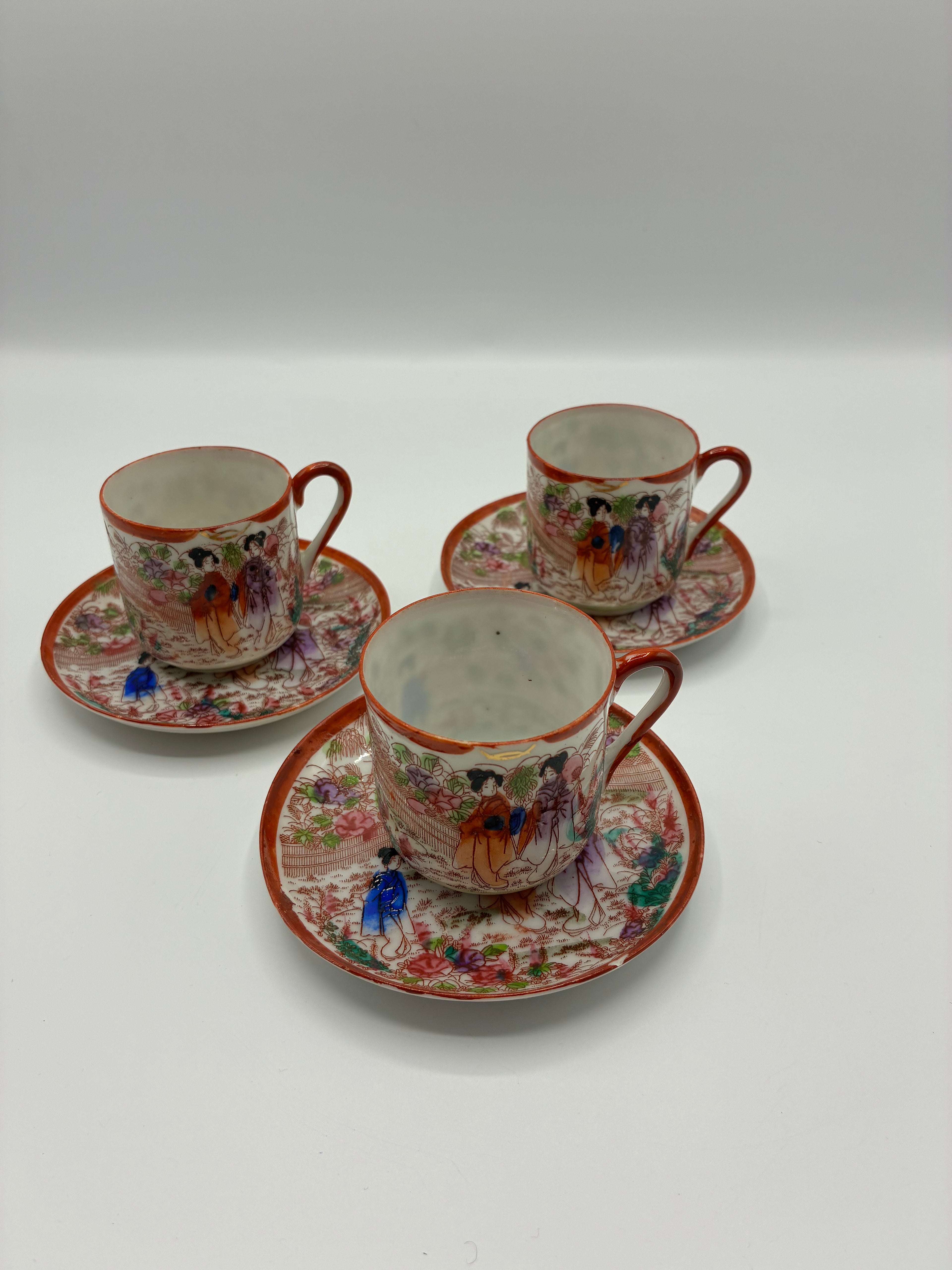 Ancien ensemble de 3 tasses et 3 soucoupes japonaises d’export décor geishas 1930-1950