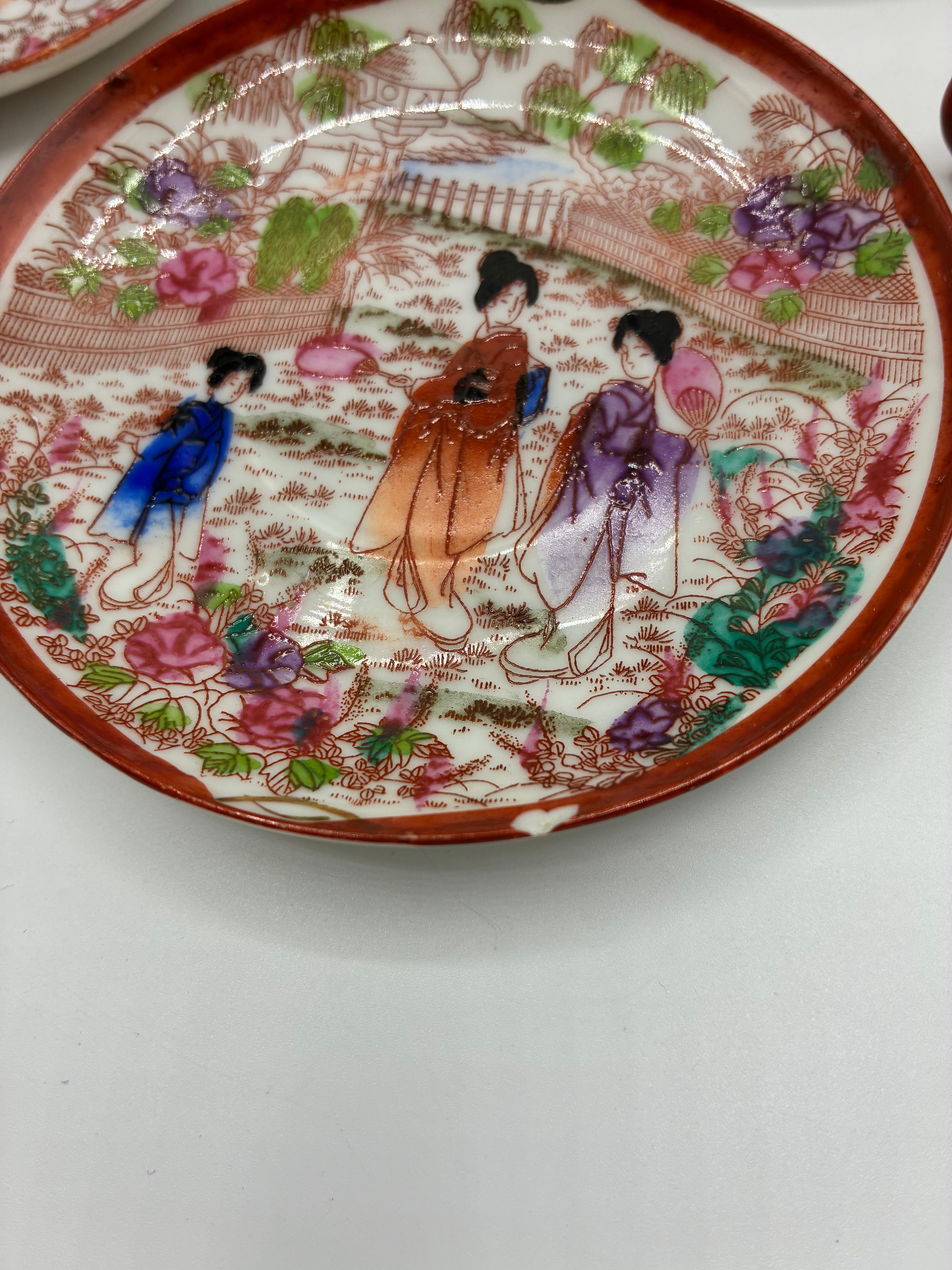 Ancien ensemble de 3 tasses et 3 soucoupes japonaises d’export décor geishas 1930-1950