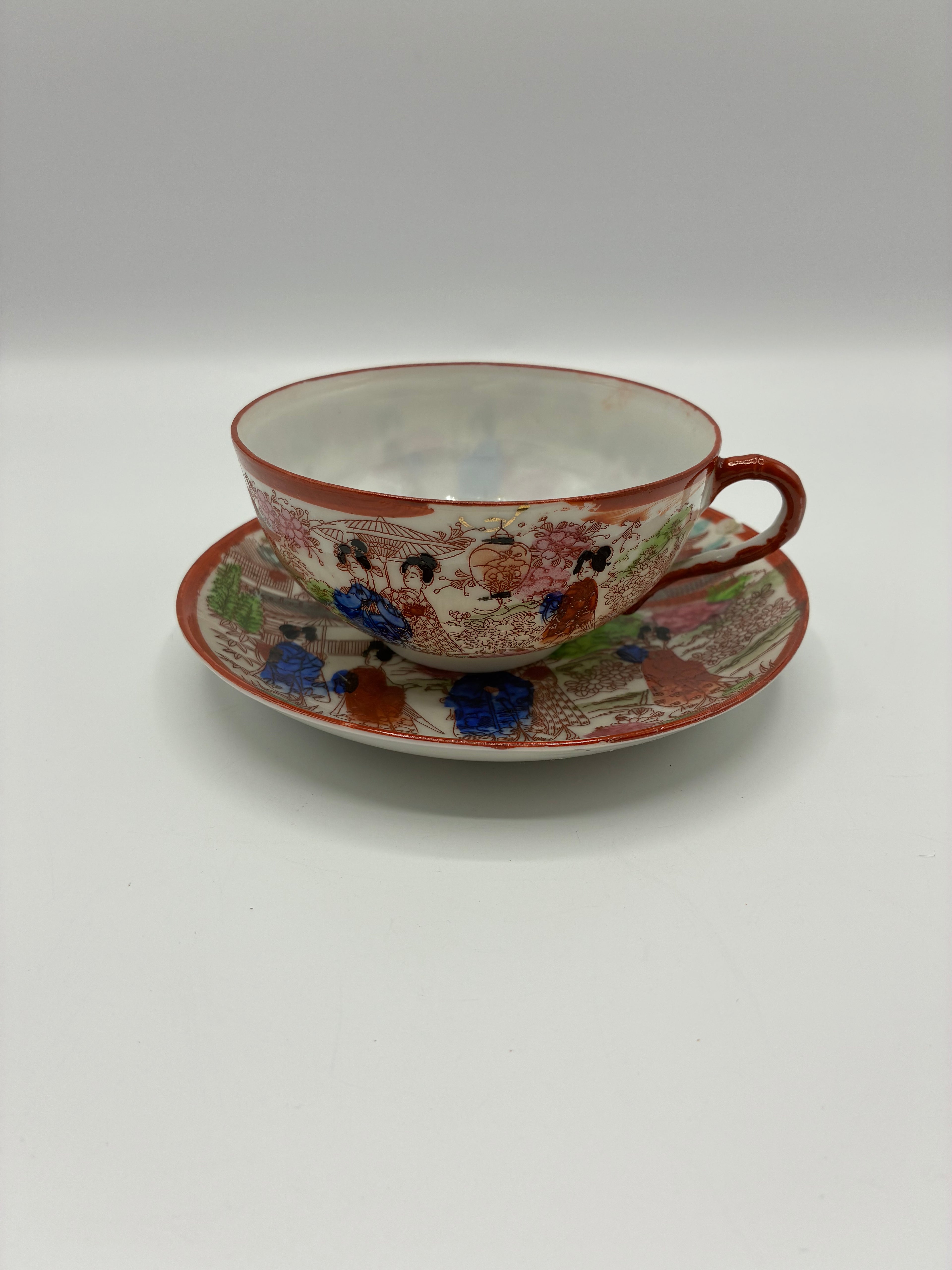Tasse et soucoupe porcelaine japonaise décor scène traditionnelle