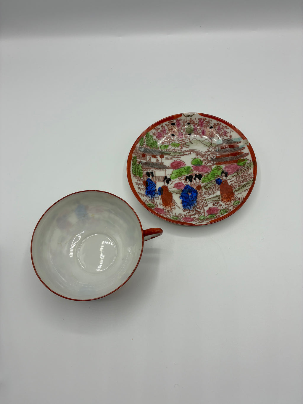 Tasse et soucoupe porcelaine japonaise décor scène traditionnelle