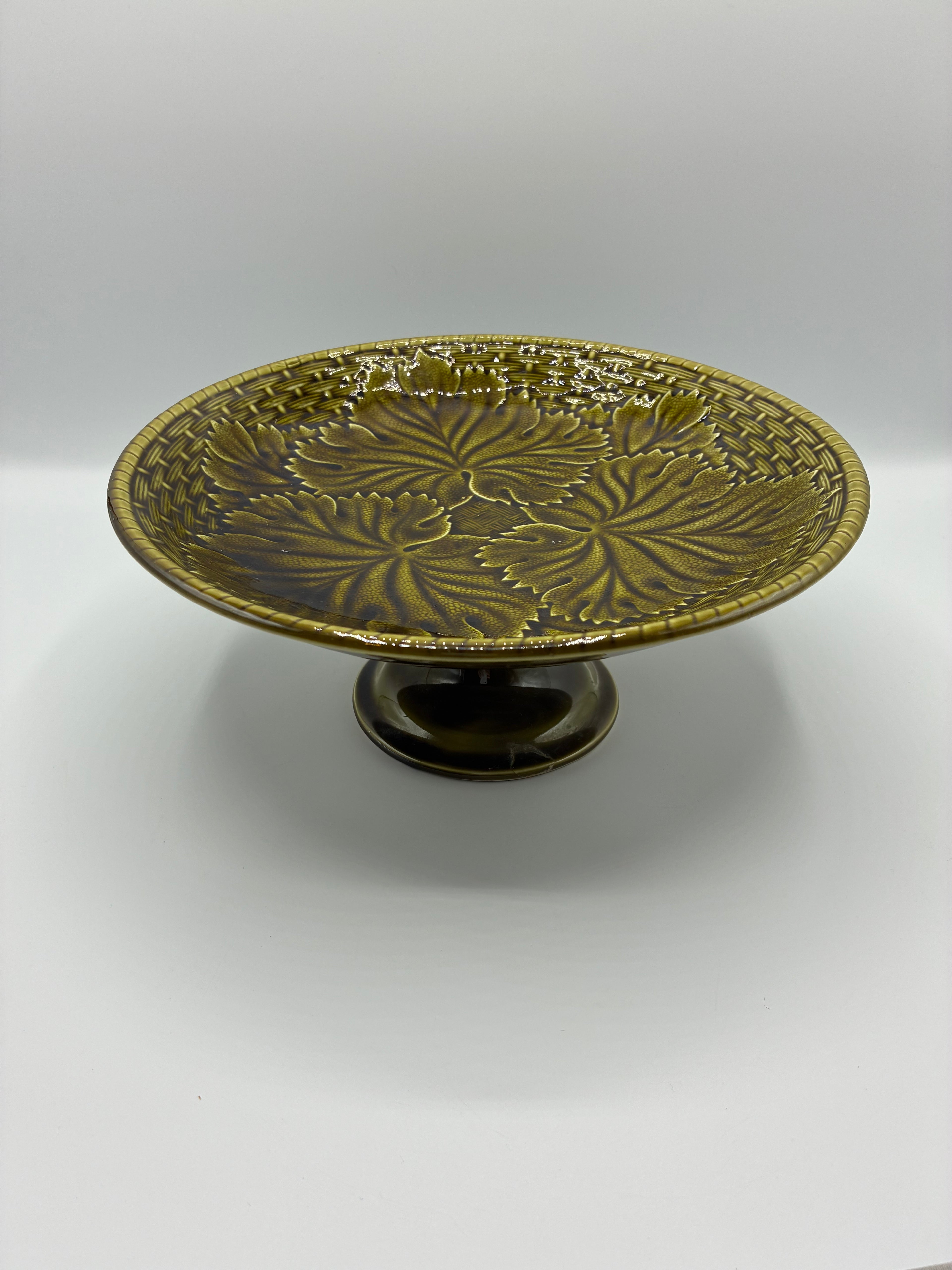 Coupe sur pied faïence de Gien décor feuilles de vigne relief centre de table vintage