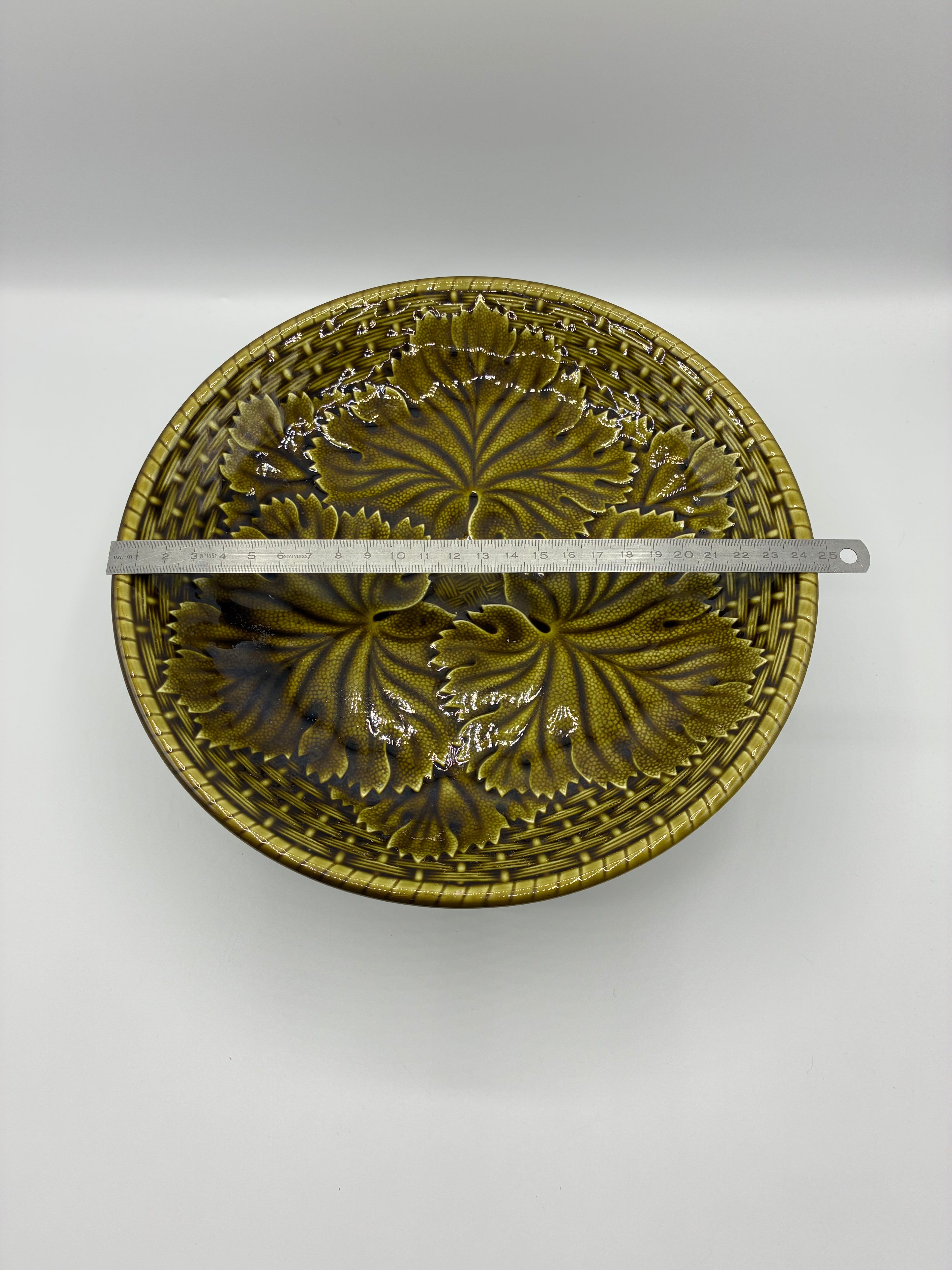 Coupe sur pied faïence de Gien décor feuilles de vigne relief centre de table vintage