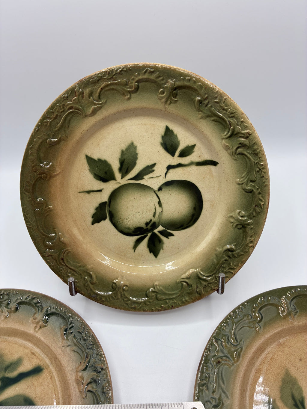 Assiettes anciennes faïence décor fruits pochoir XIXe siècle