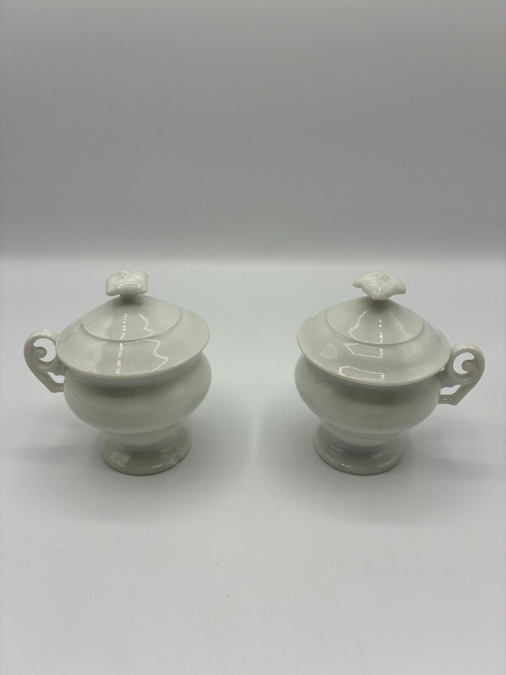 Paire de pots à crème anciens en porcelaine blanche avec couvercle vers 1930