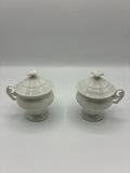 Paire de pots à crème anciens en porcelaine blanche avec couvercle vers 1930