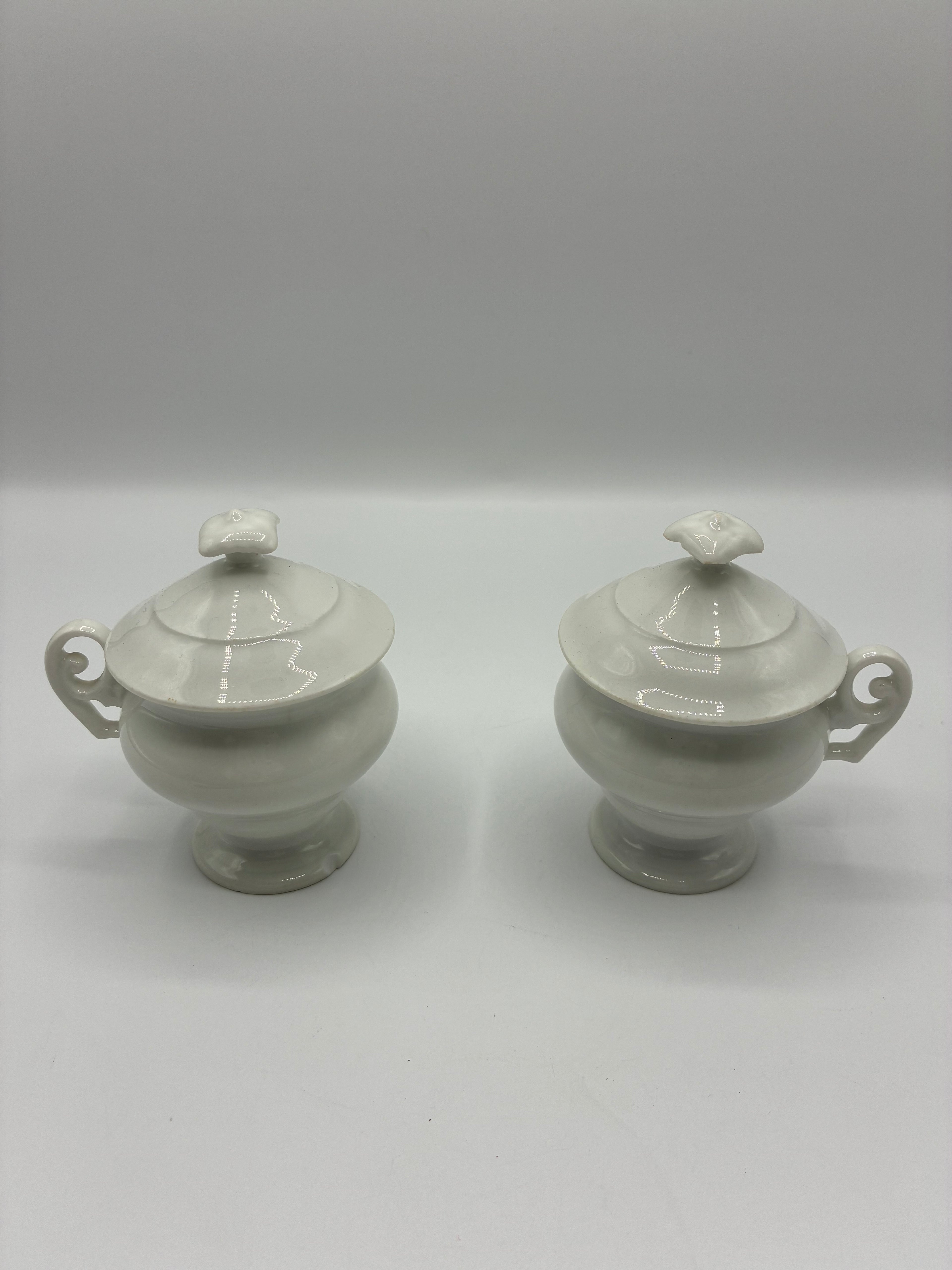 Paire de pots à crème anciens en porcelaine blanche avec couvercle vers 1930