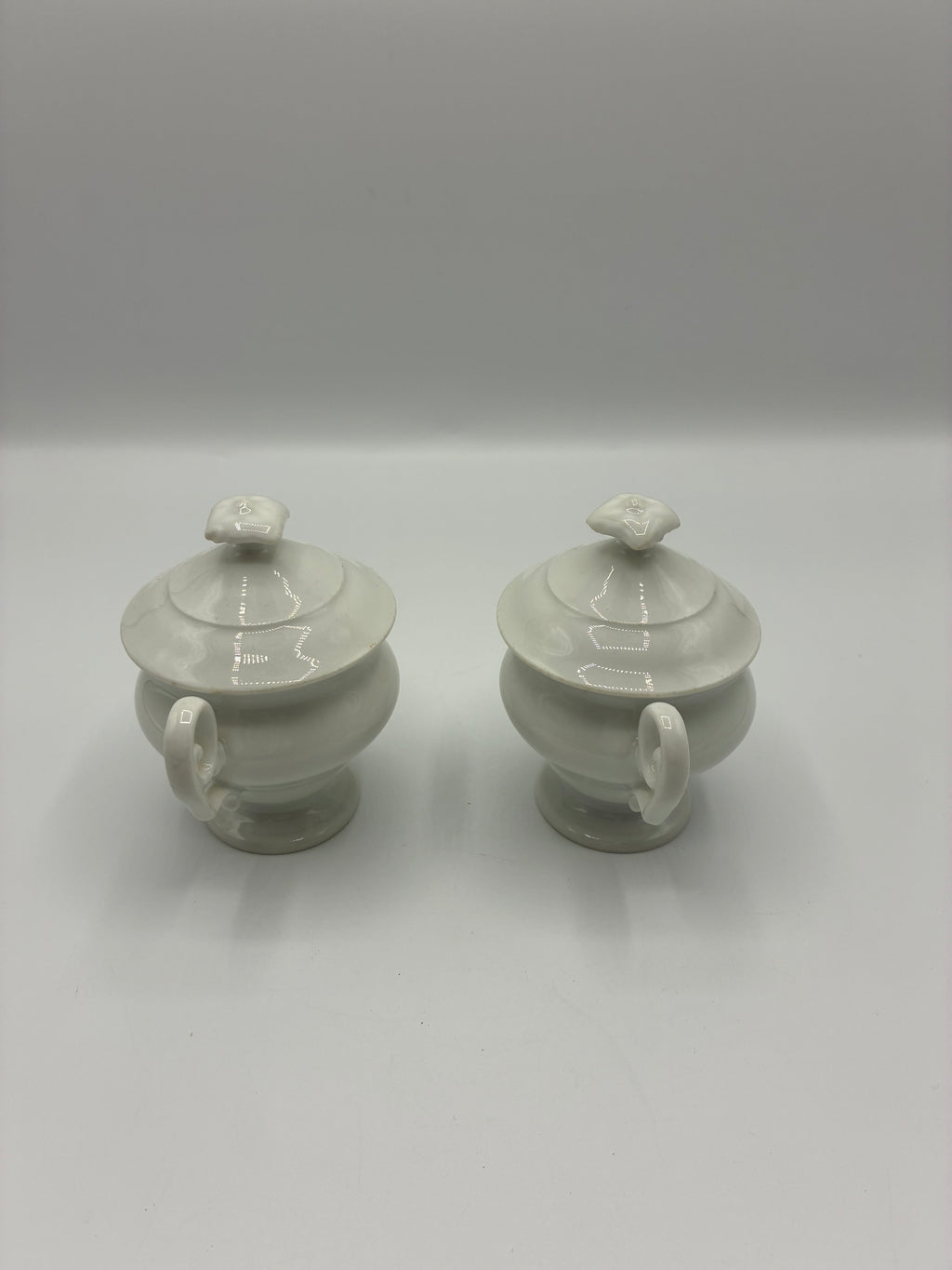 Paire de pots à crème anciens en porcelaine blanche avec couvercle vers 1930