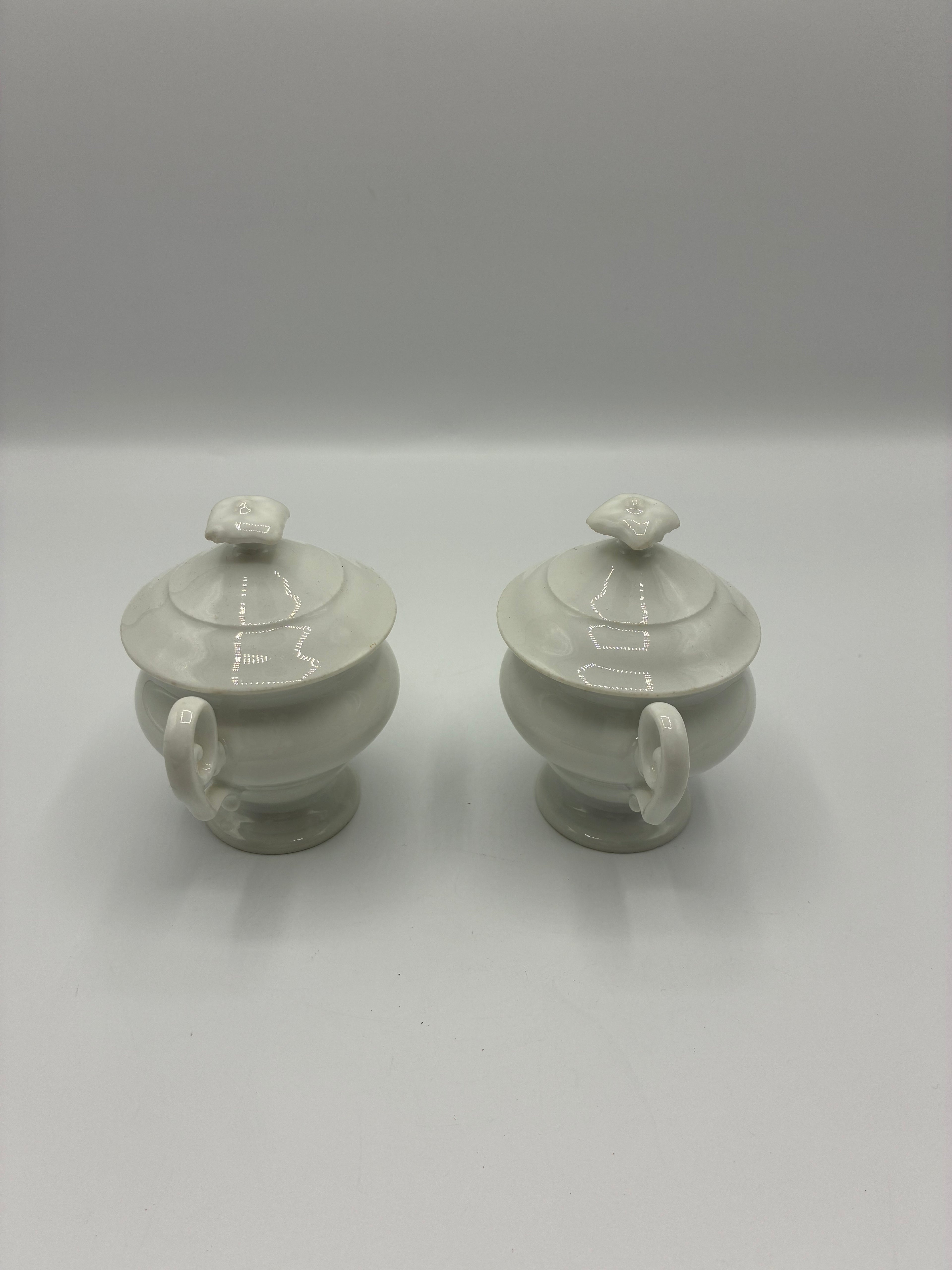 Paire de pots à crème anciens en porcelaine blanche avec couvercle vers 1930