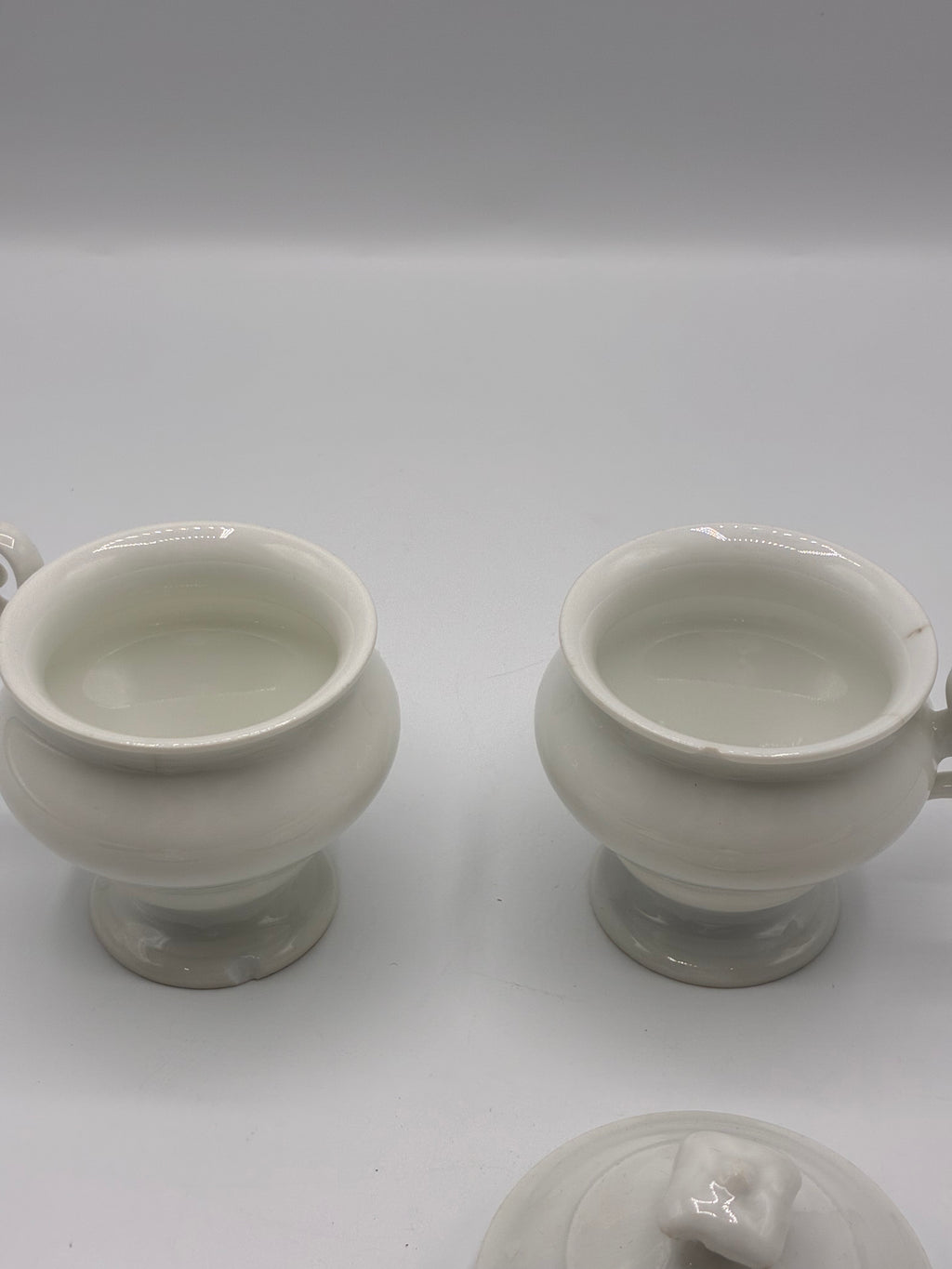 Paire de pots à crème anciens en porcelaine blanche avec couvercle vers 1930