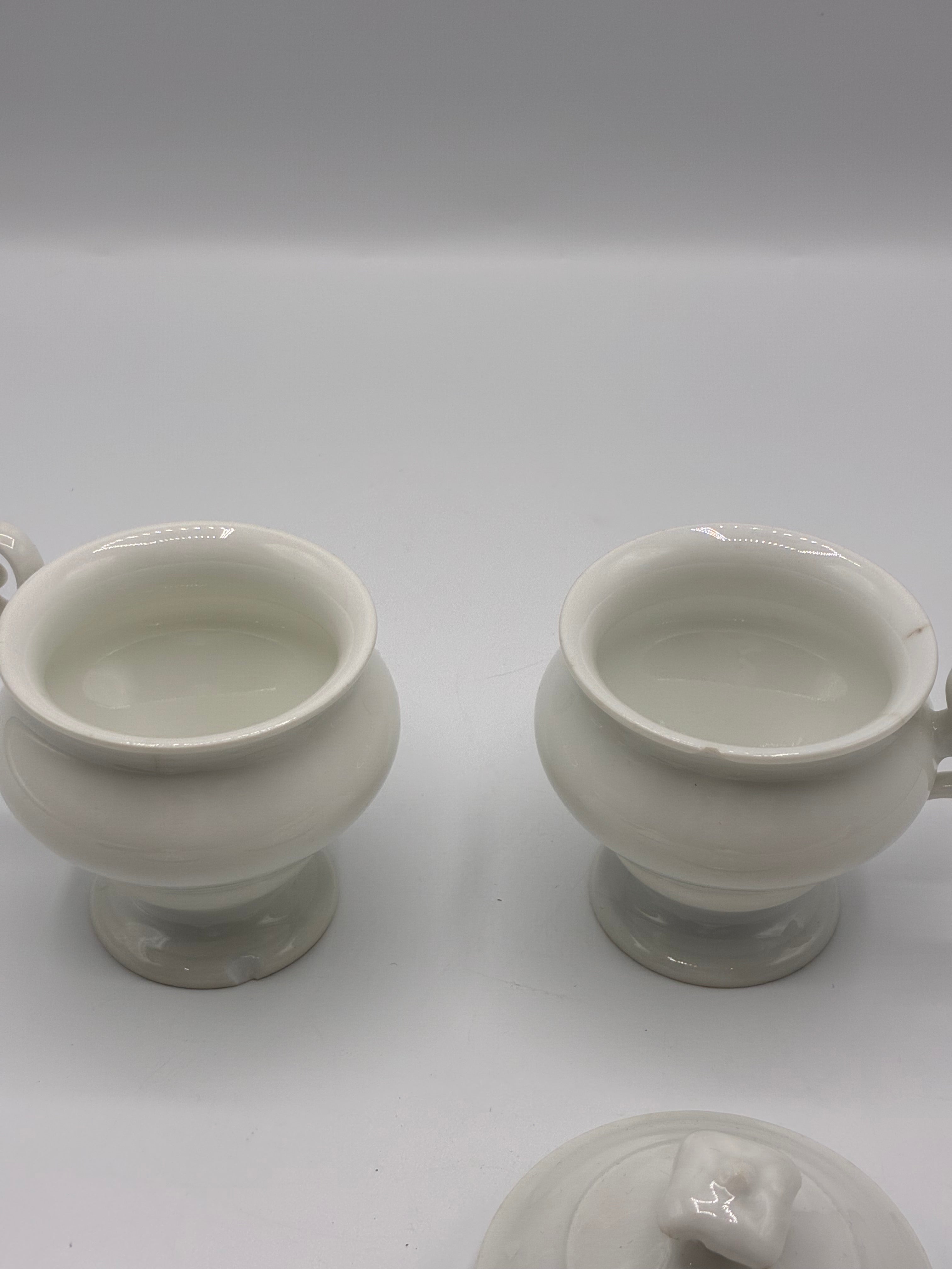 Paire de pots à crème anciens en porcelaine blanche avec couvercle vers 1930
