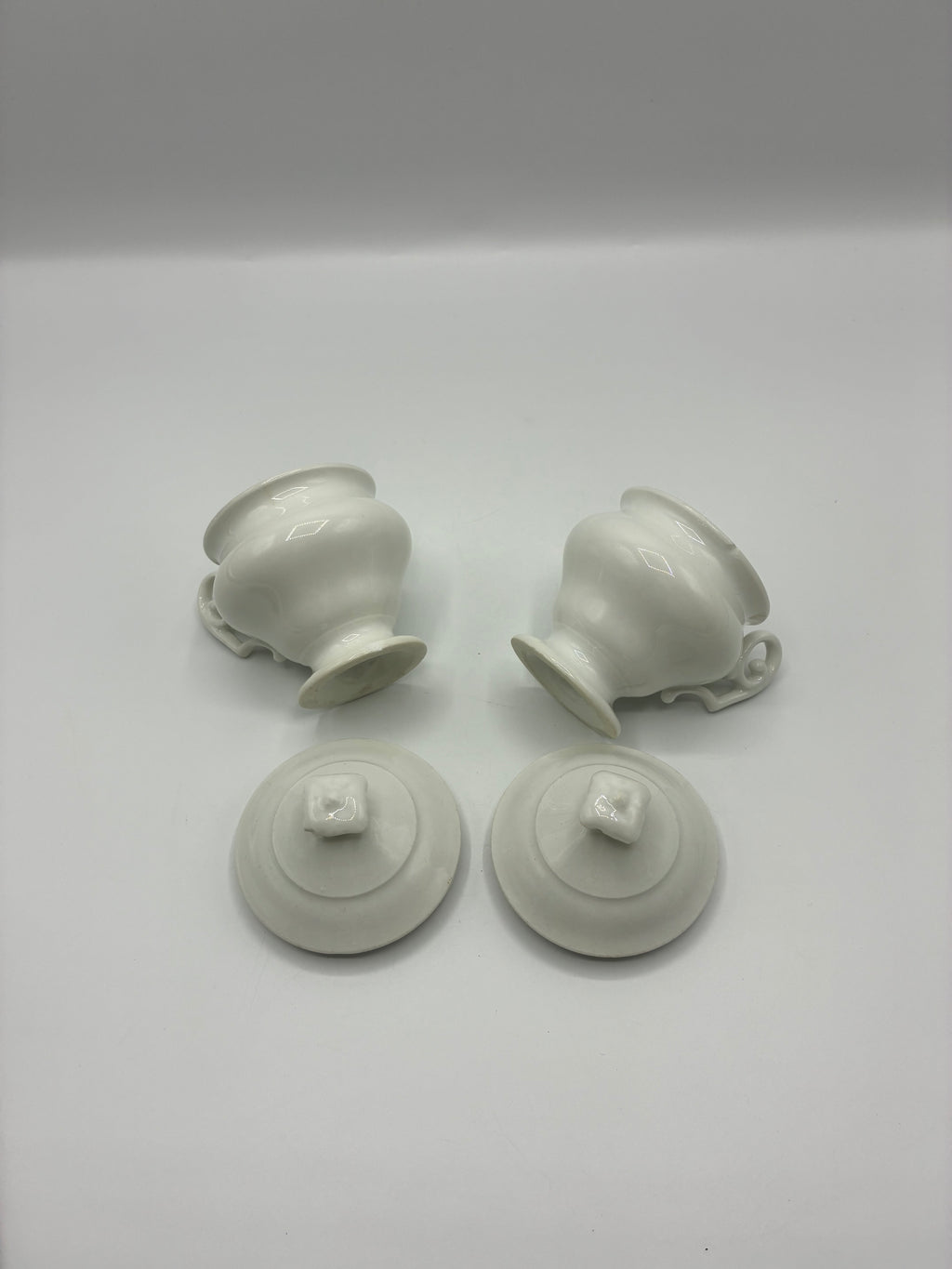 Paire de pots à crème anciens en porcelaine blanche avec couvercle vers 1930
