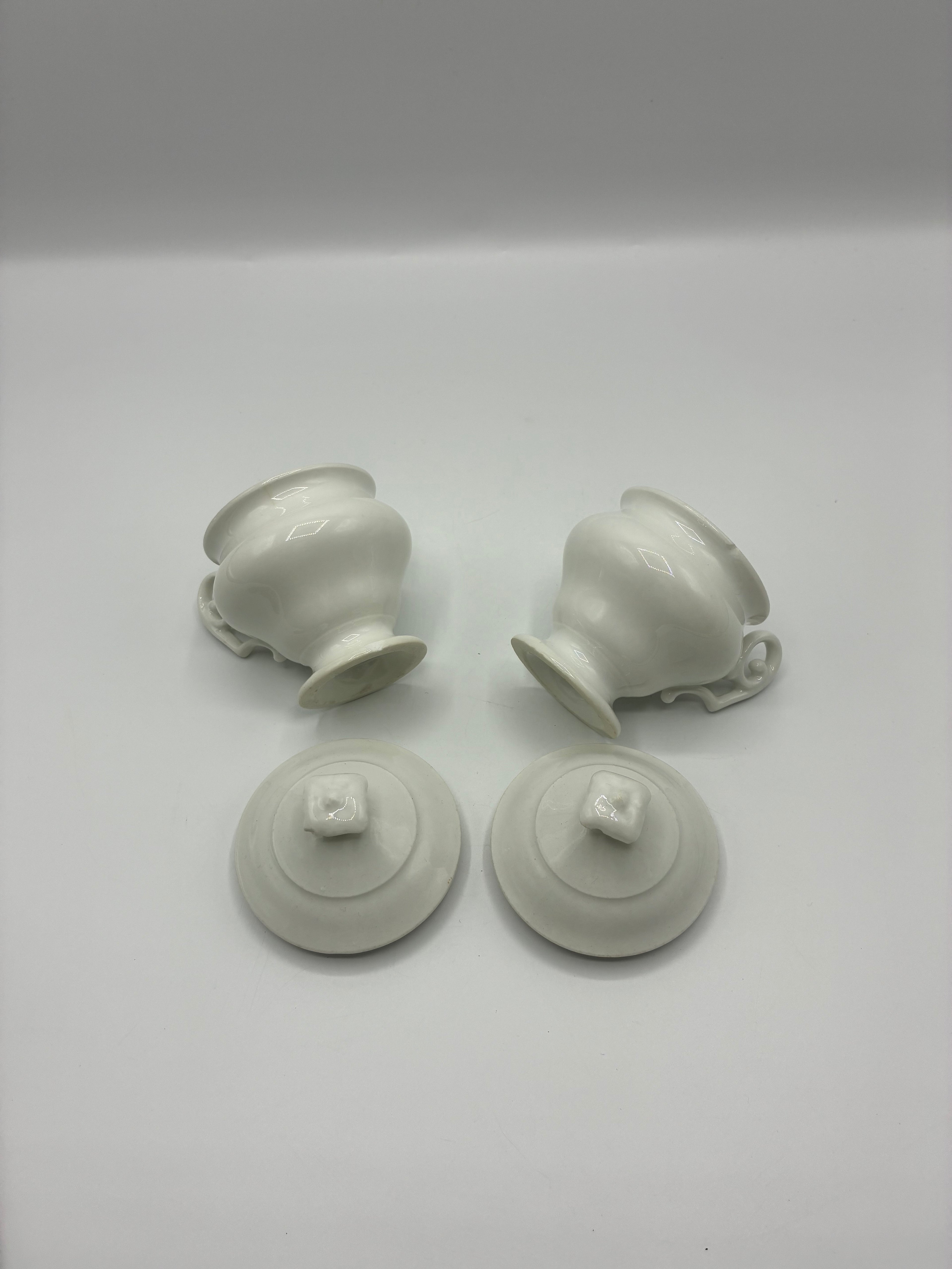 Paire de pots à crème anciens en porcelaine blanche avec couvercle vers 1930