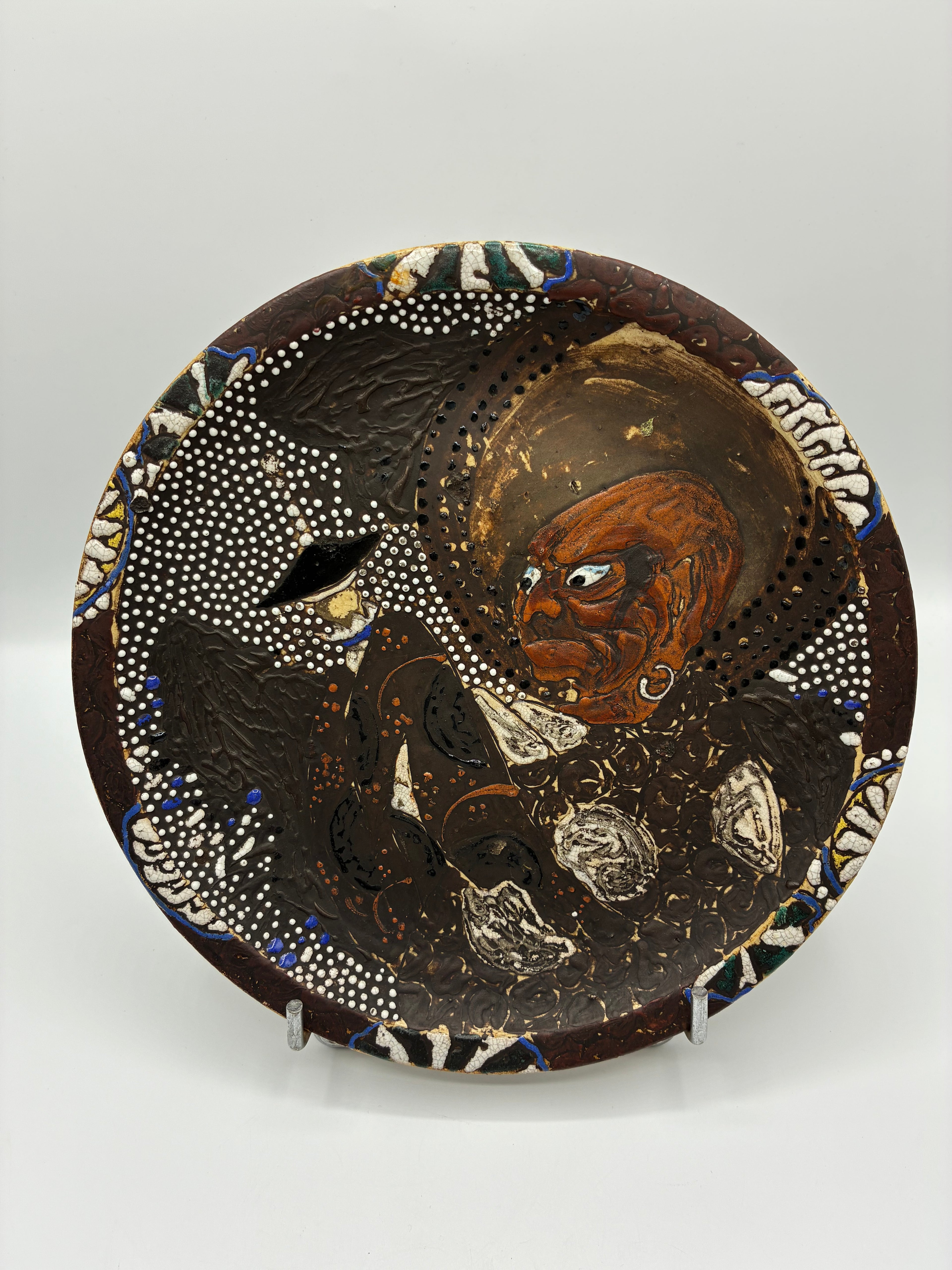 Grande assiette murale en céramique décor personnage satirique en relief pièce unique