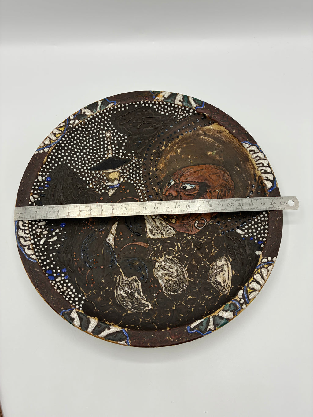 Grande assiette murale en céramique décor personnage satirique en relief pièce unique