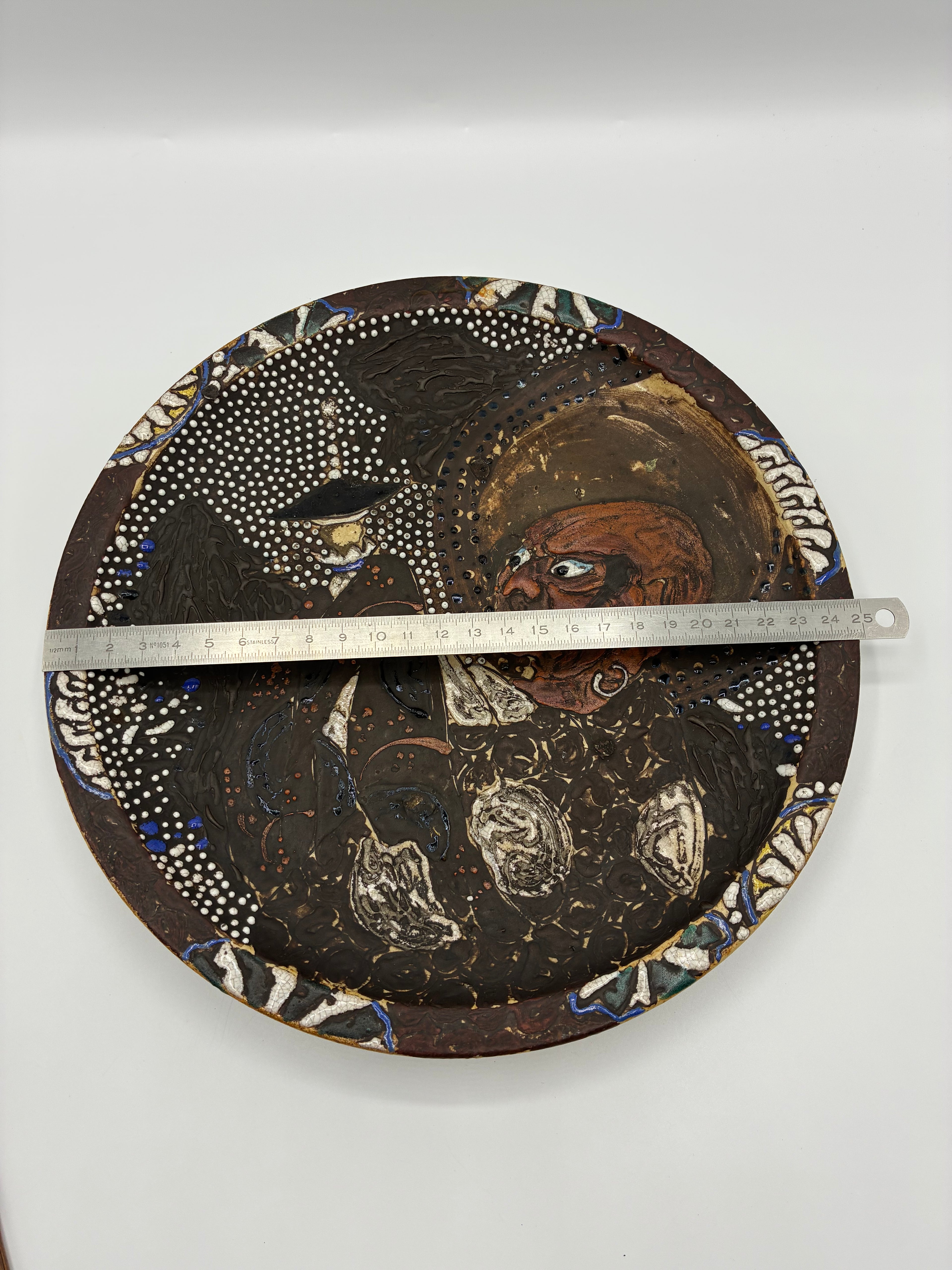 Grande assiette murale en céramique décor personnage satirique en relief pièce unique