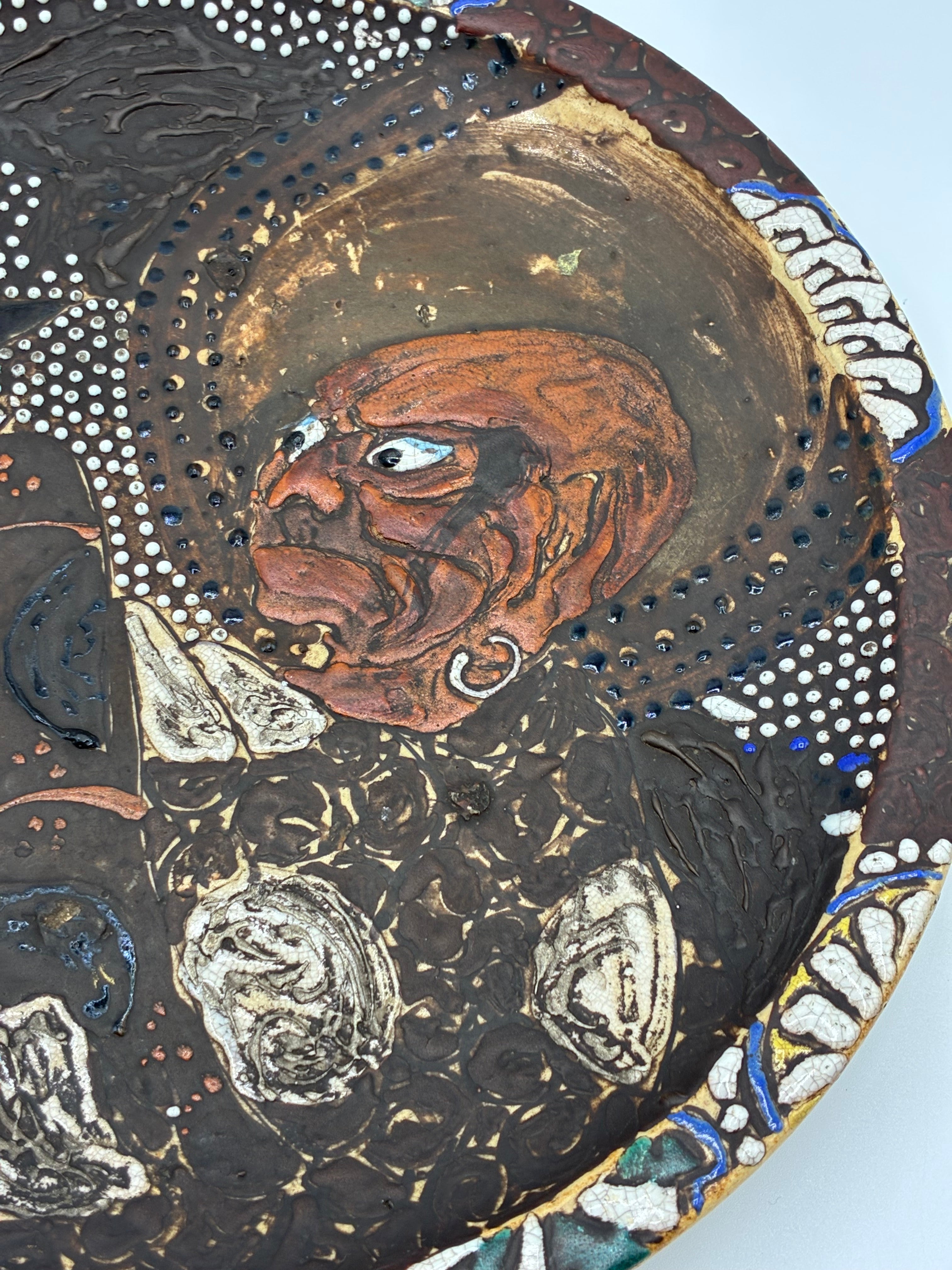 Grande assiette murale en céramique décor personnage satirique en relief pièce unique