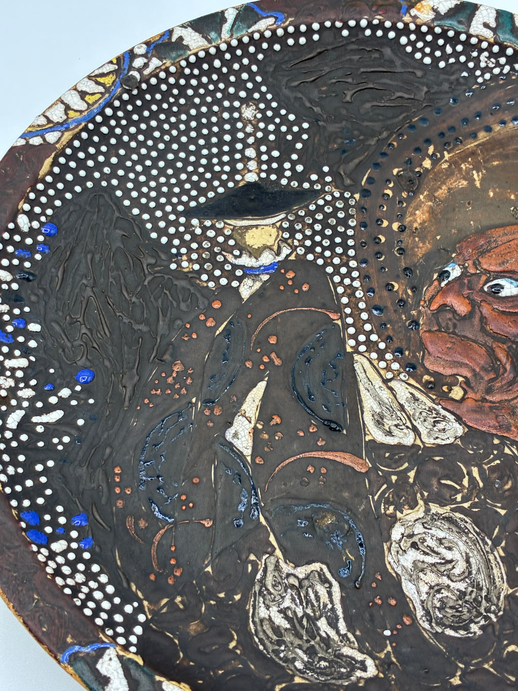 Grande assiette murale en céramique décor personnage satirique en relief pièce unique