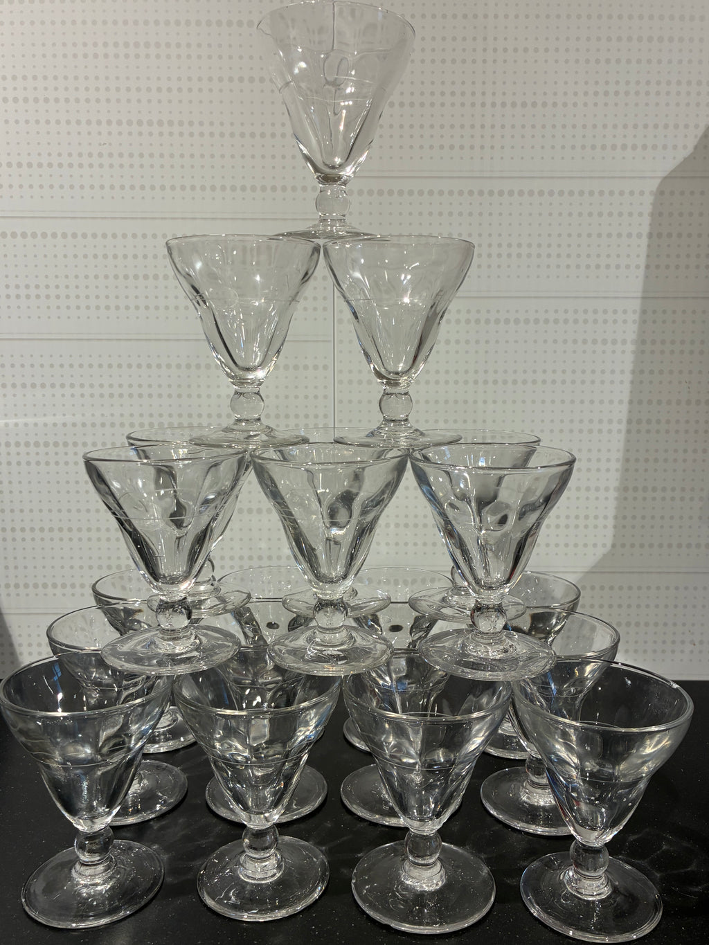 14 verres à pied anciens – esprit table de réception