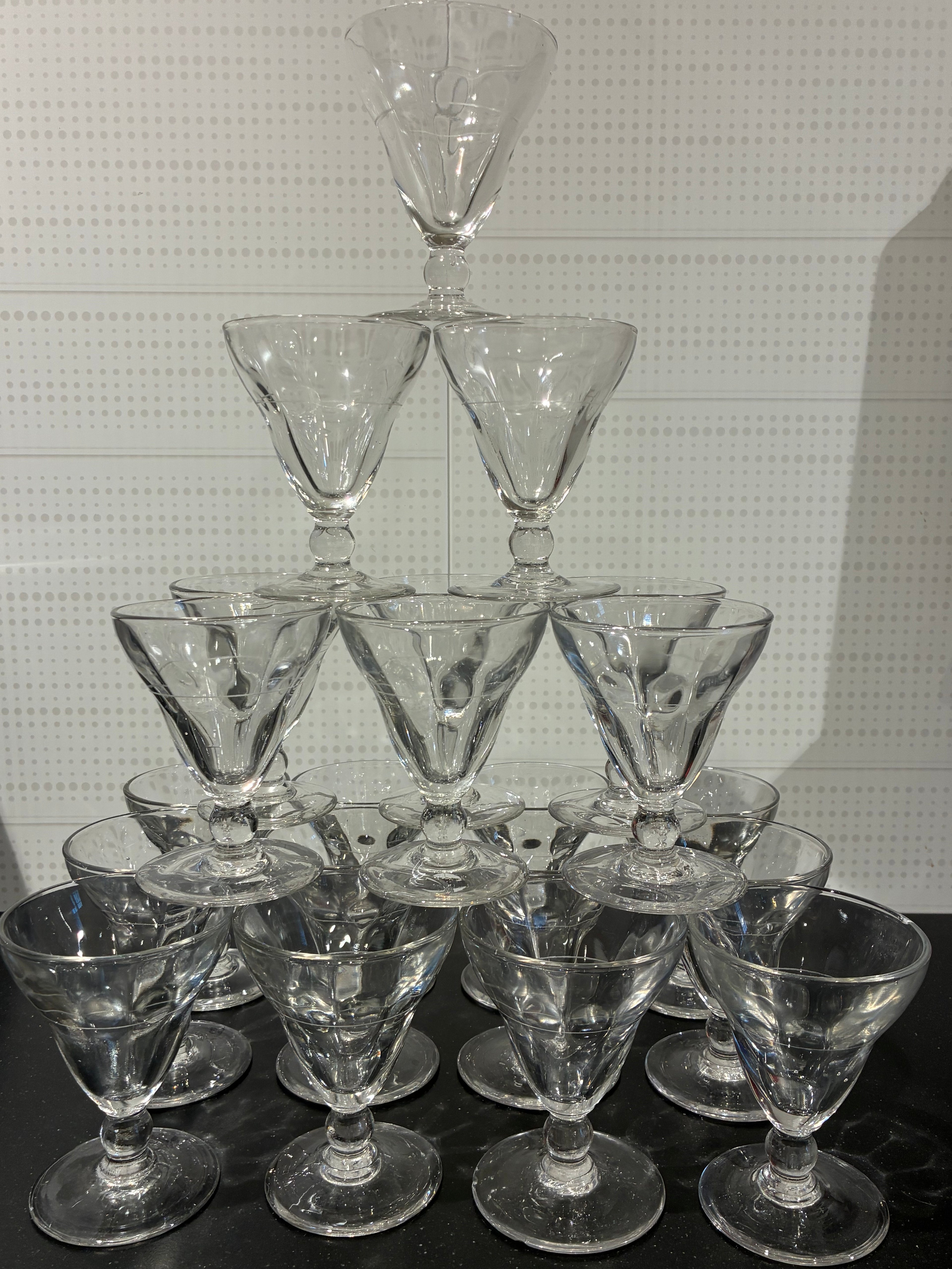 14 verres à pied anciens – esprit table de réception