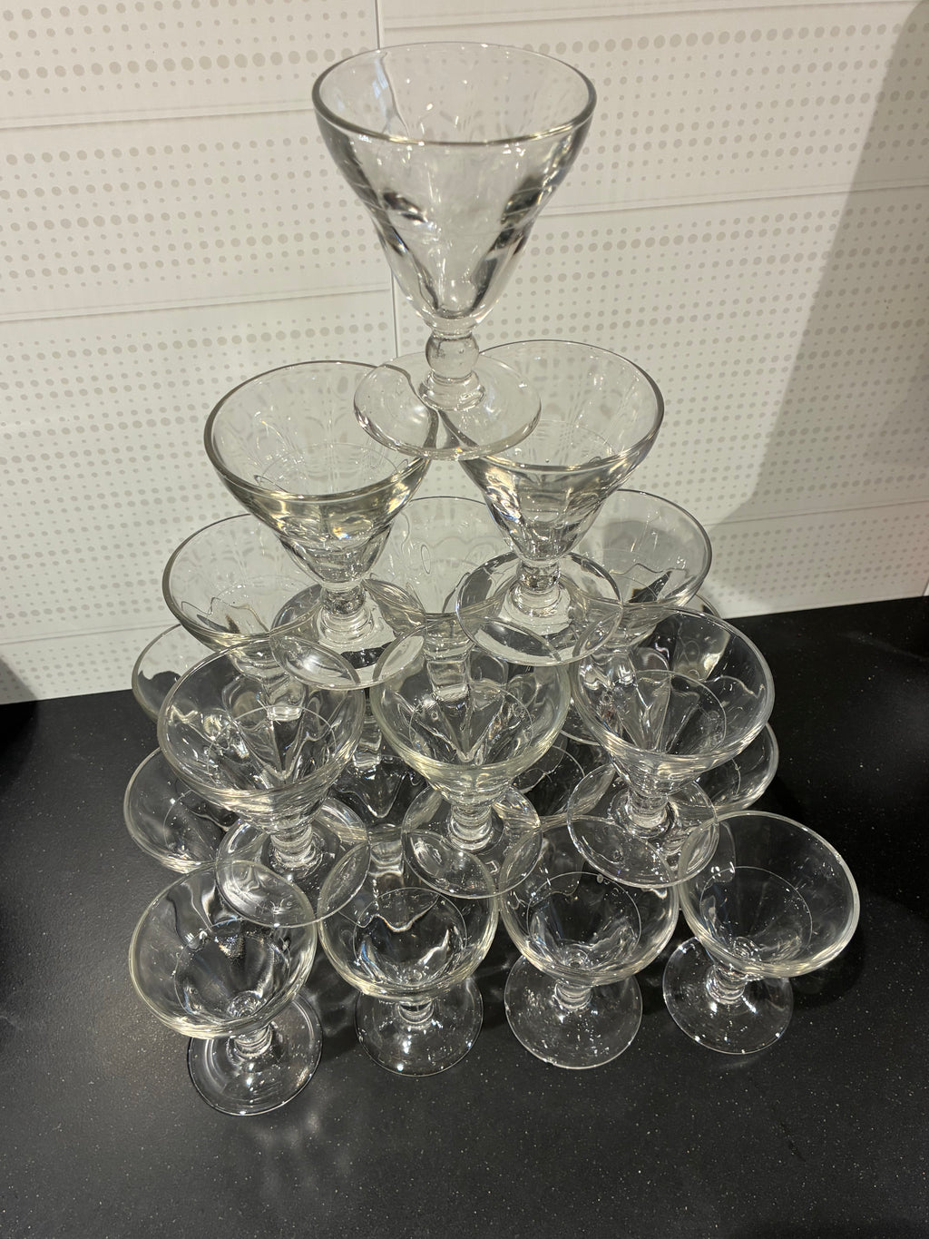 14 verres à pied anciens – esprit table de réception