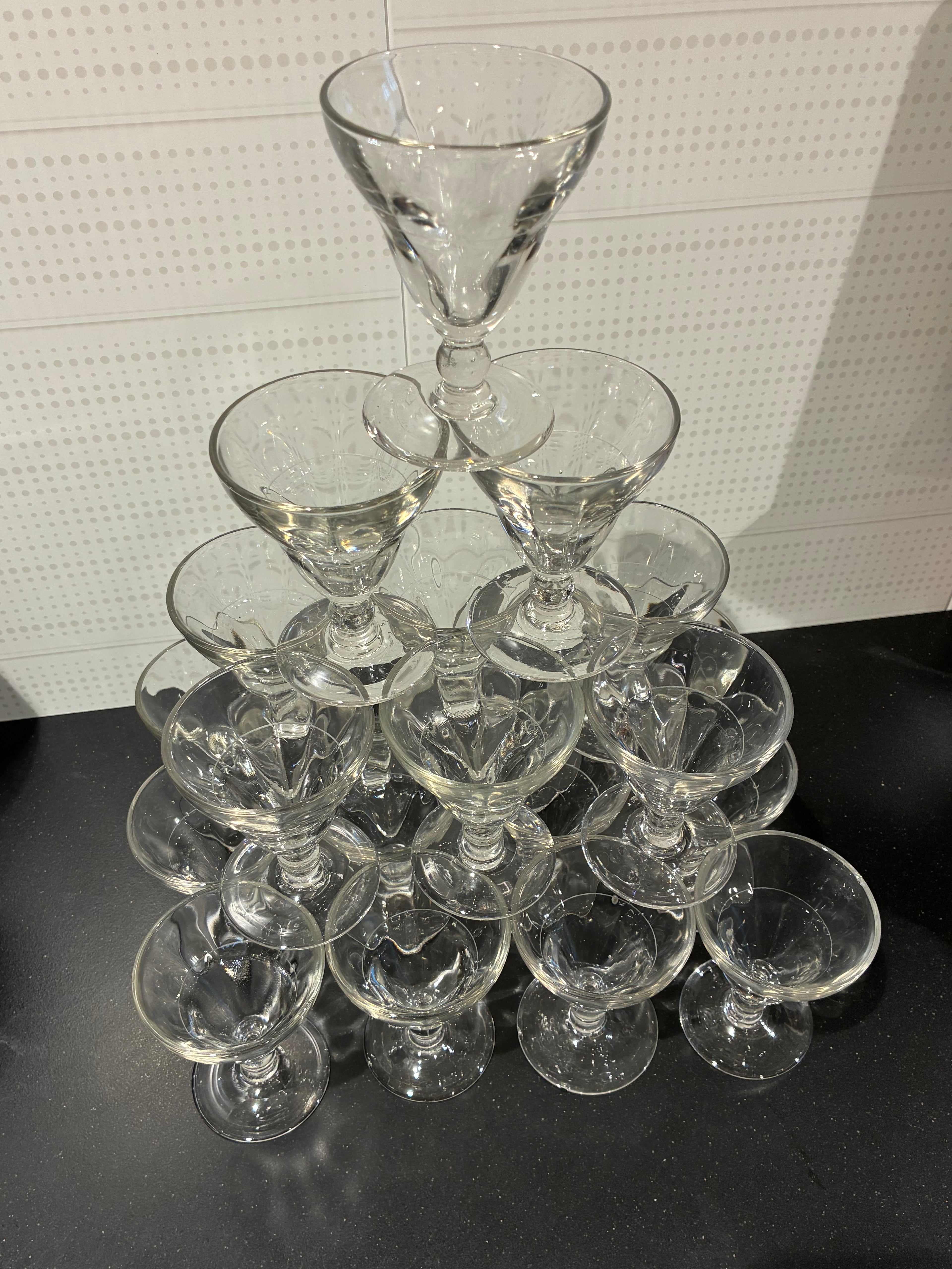 14 verres à pied anciens – esprit table de réception