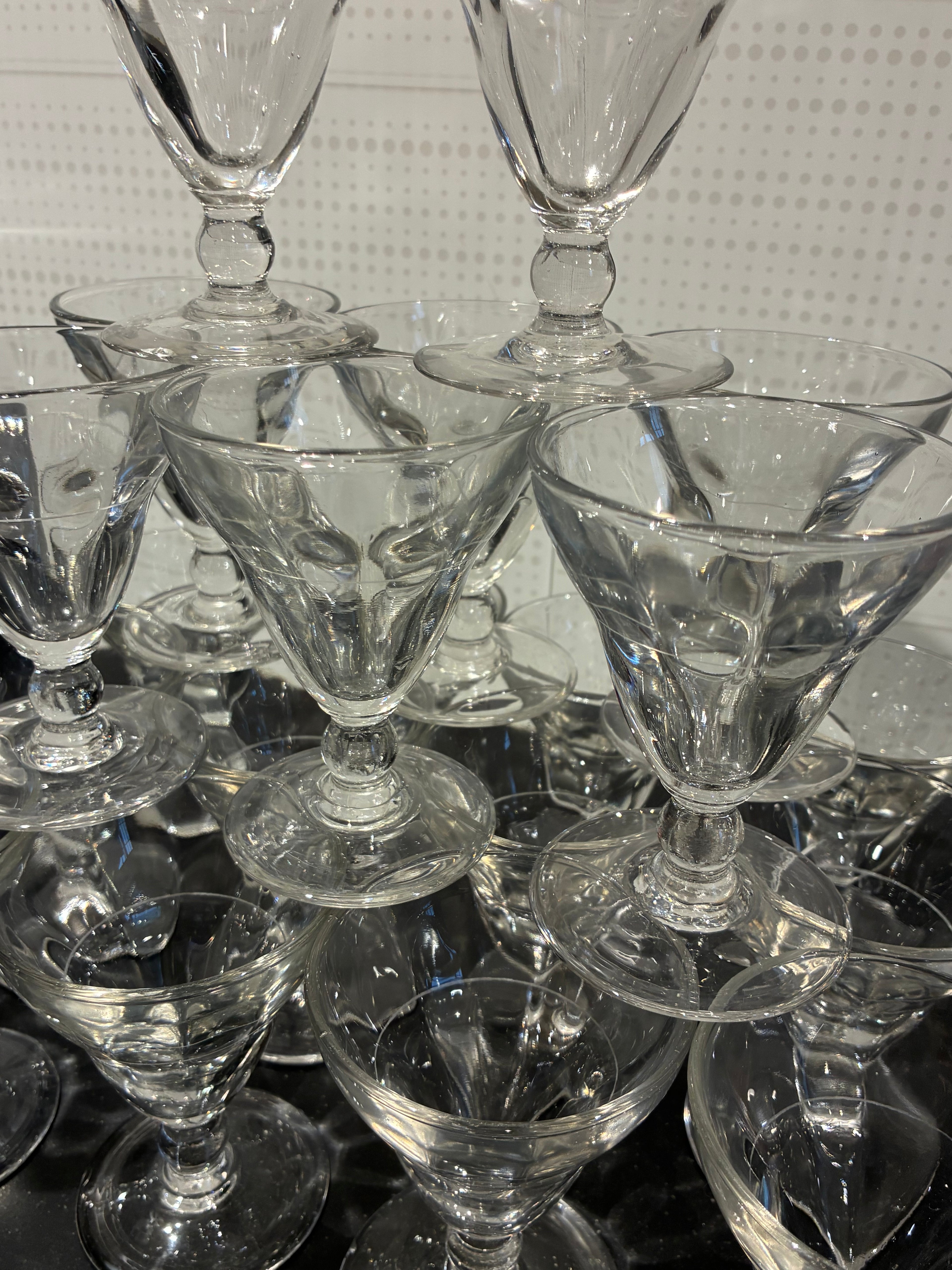 14 verres à pied anciens – esprit table de réception