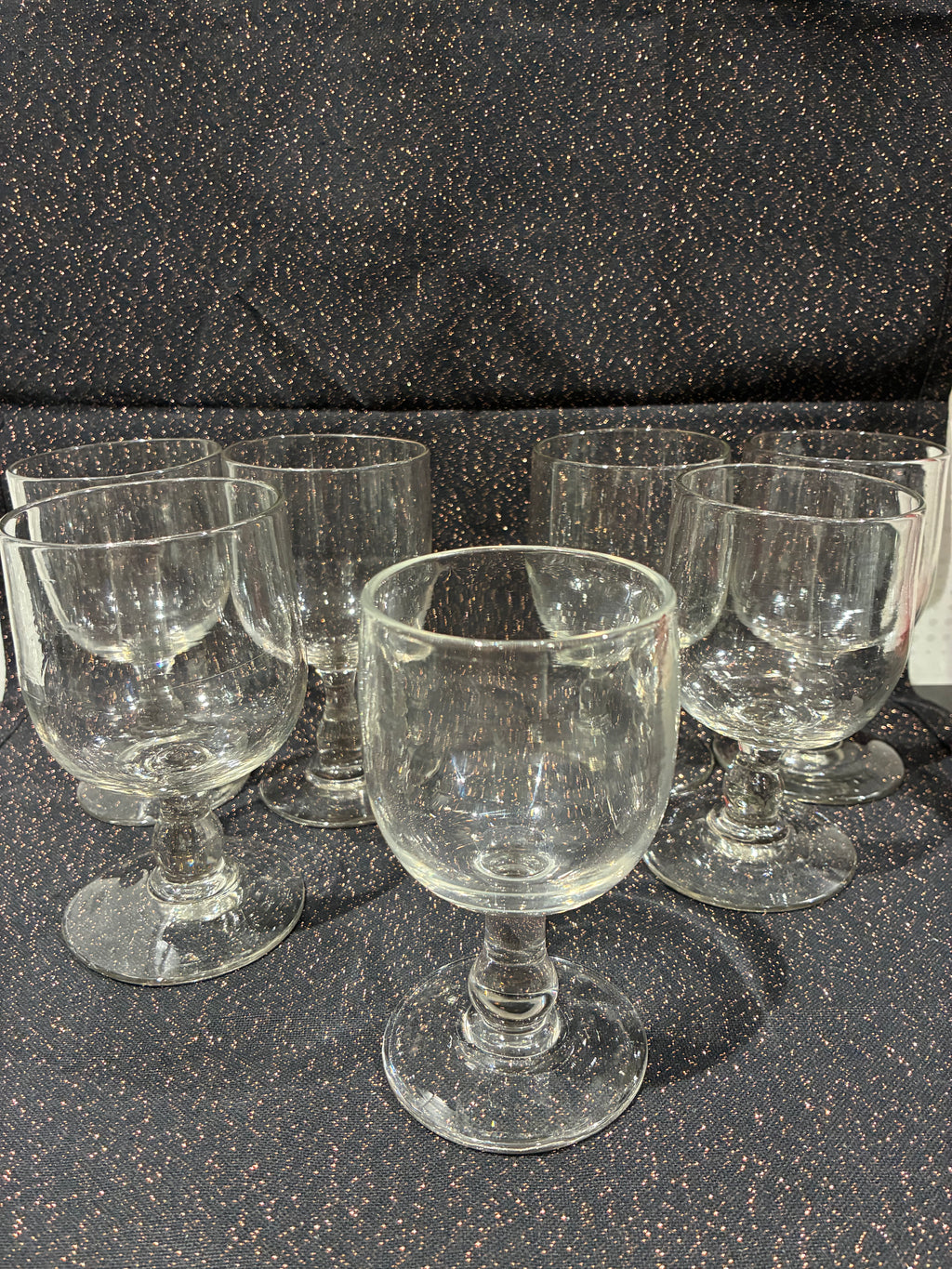 Service de verres à pied – pour une table simple et vivante