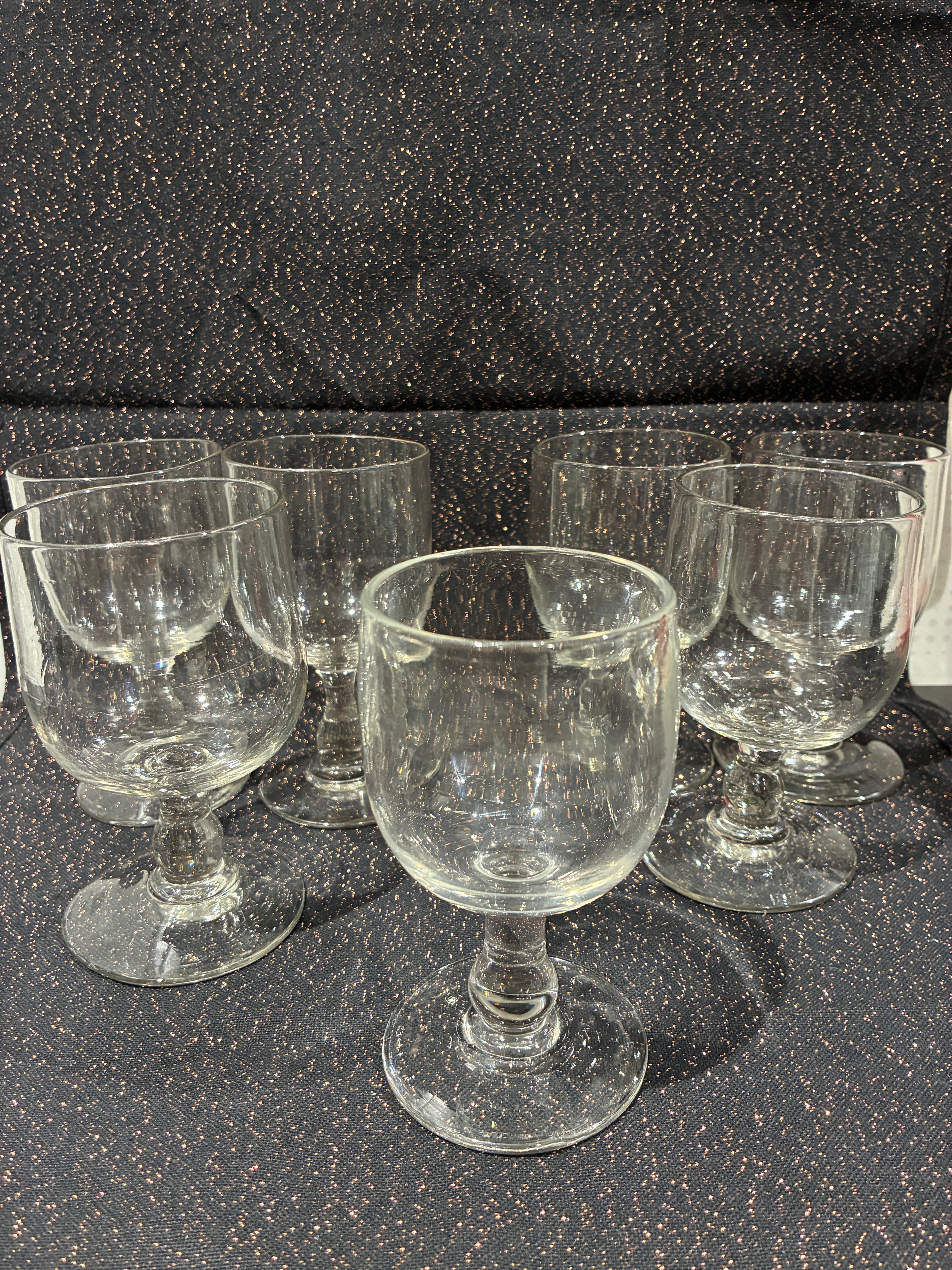 Service de verres à pied – pour une table simple et vivante