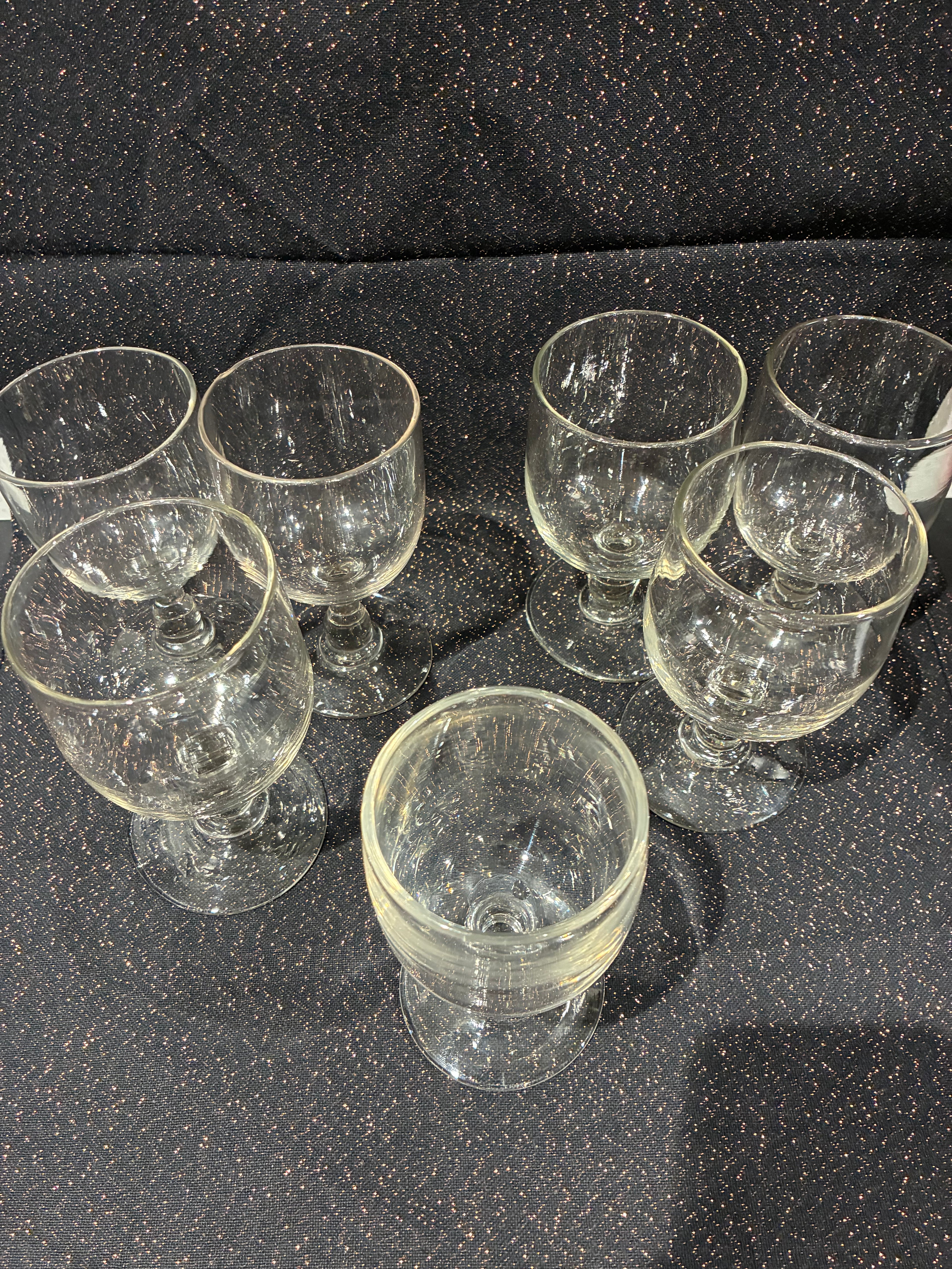 Service de verres à pied – pour une table simple et vivante