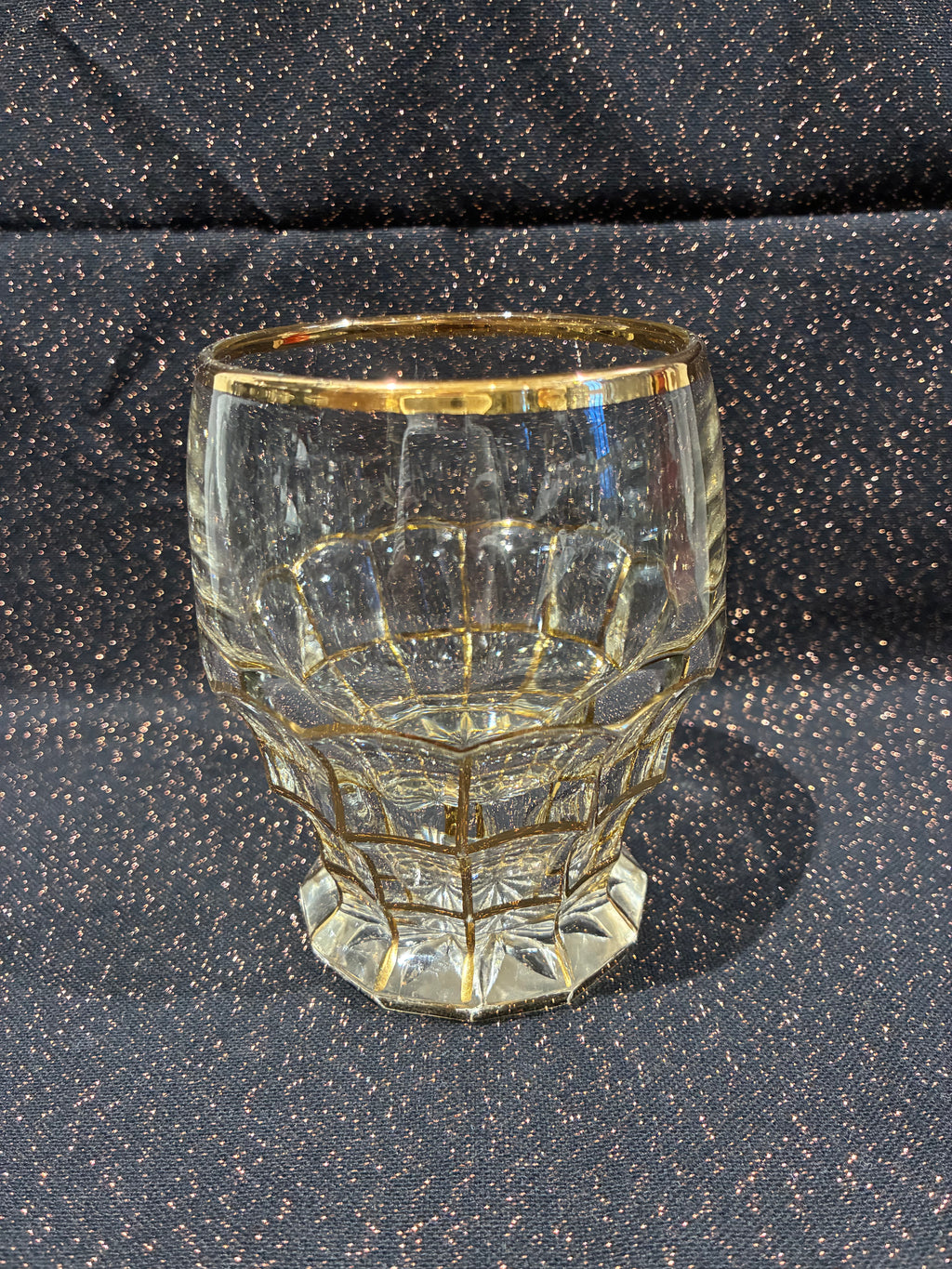 Verre ancien facetté doré fond étoilé – pièce de caractère
