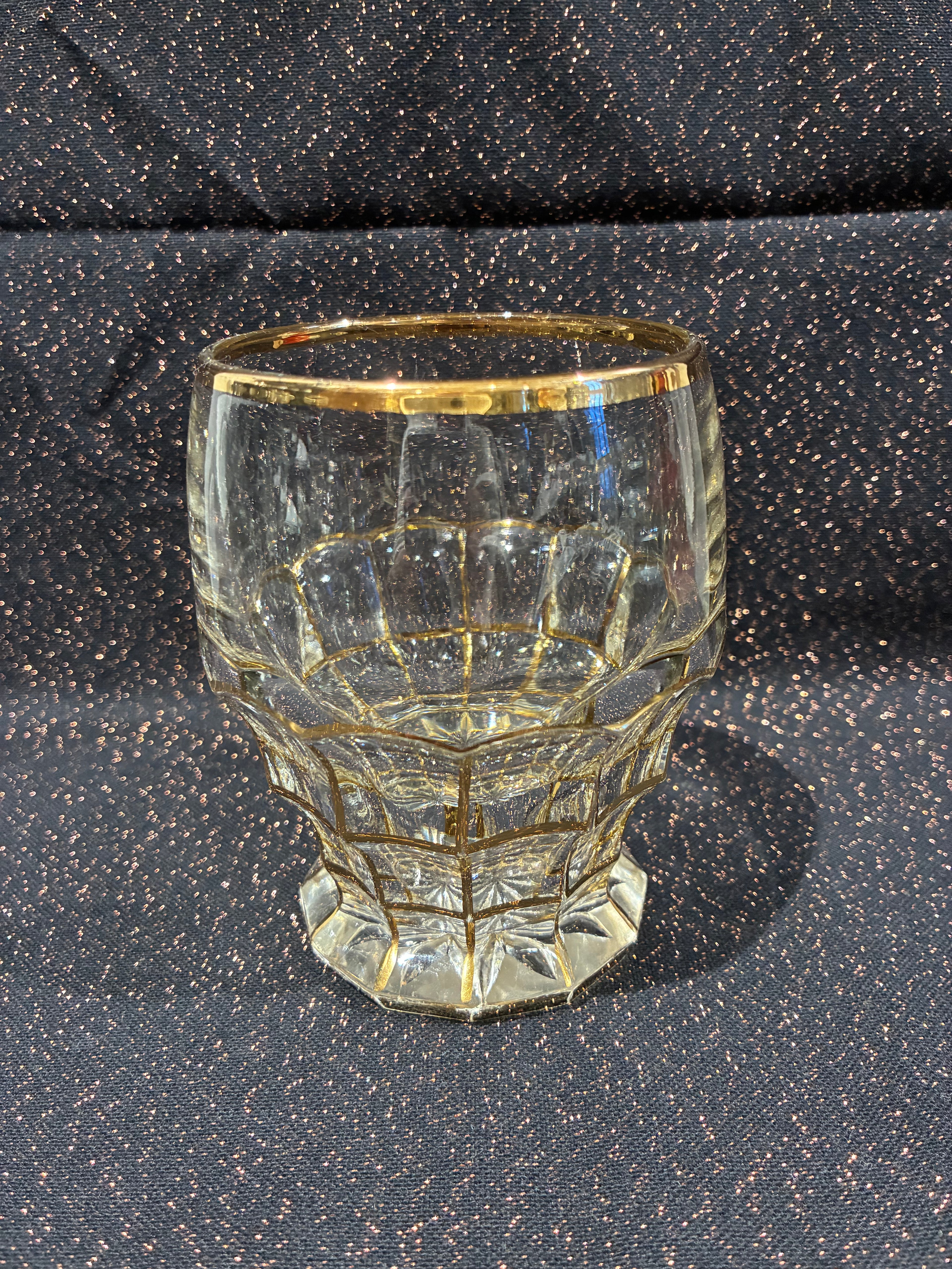 Verre ancien facetté doré fond étoilé – pièce de caractère