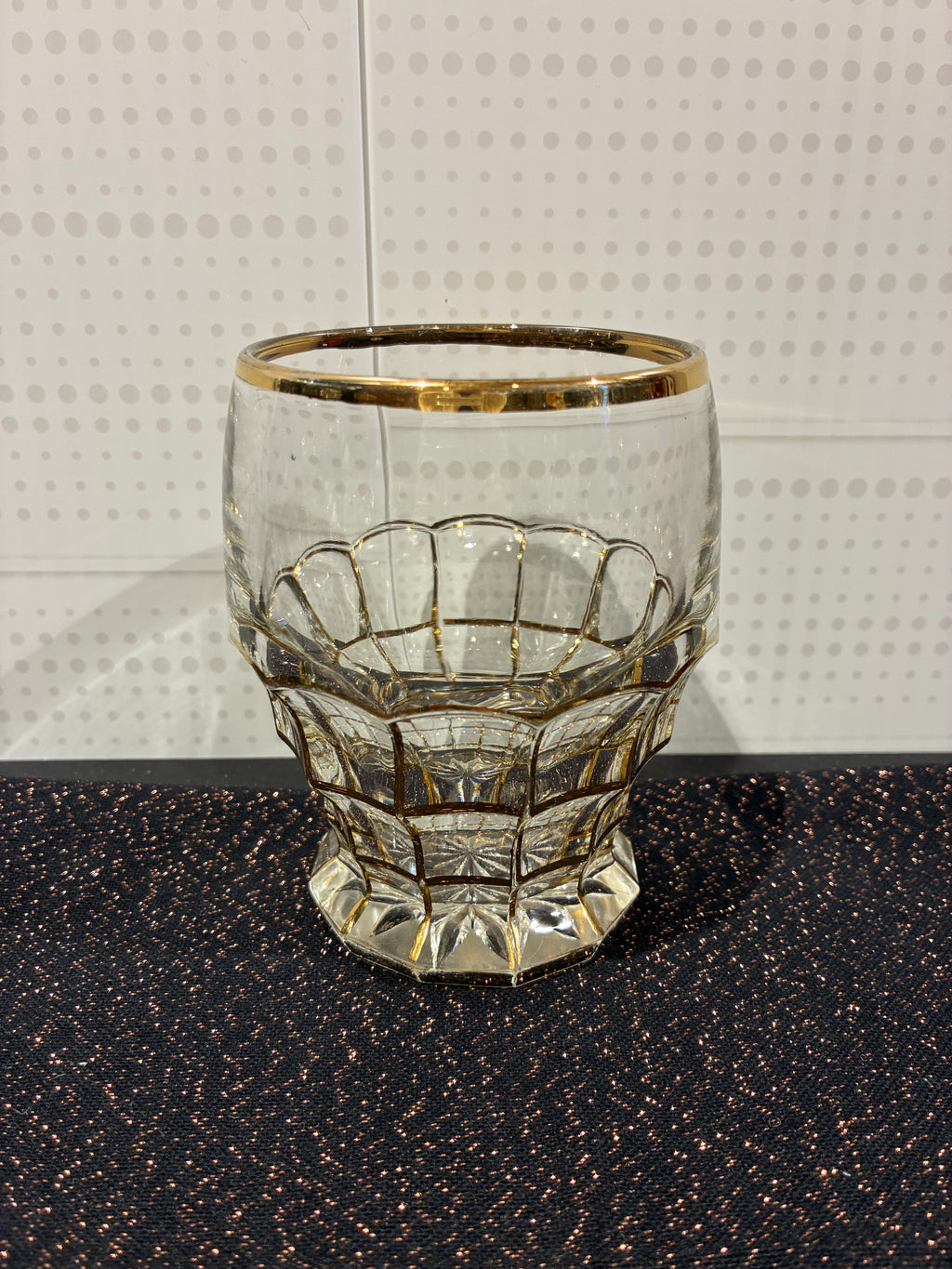 Verre ancien facetté doré fond étoilé – pièce de caractère