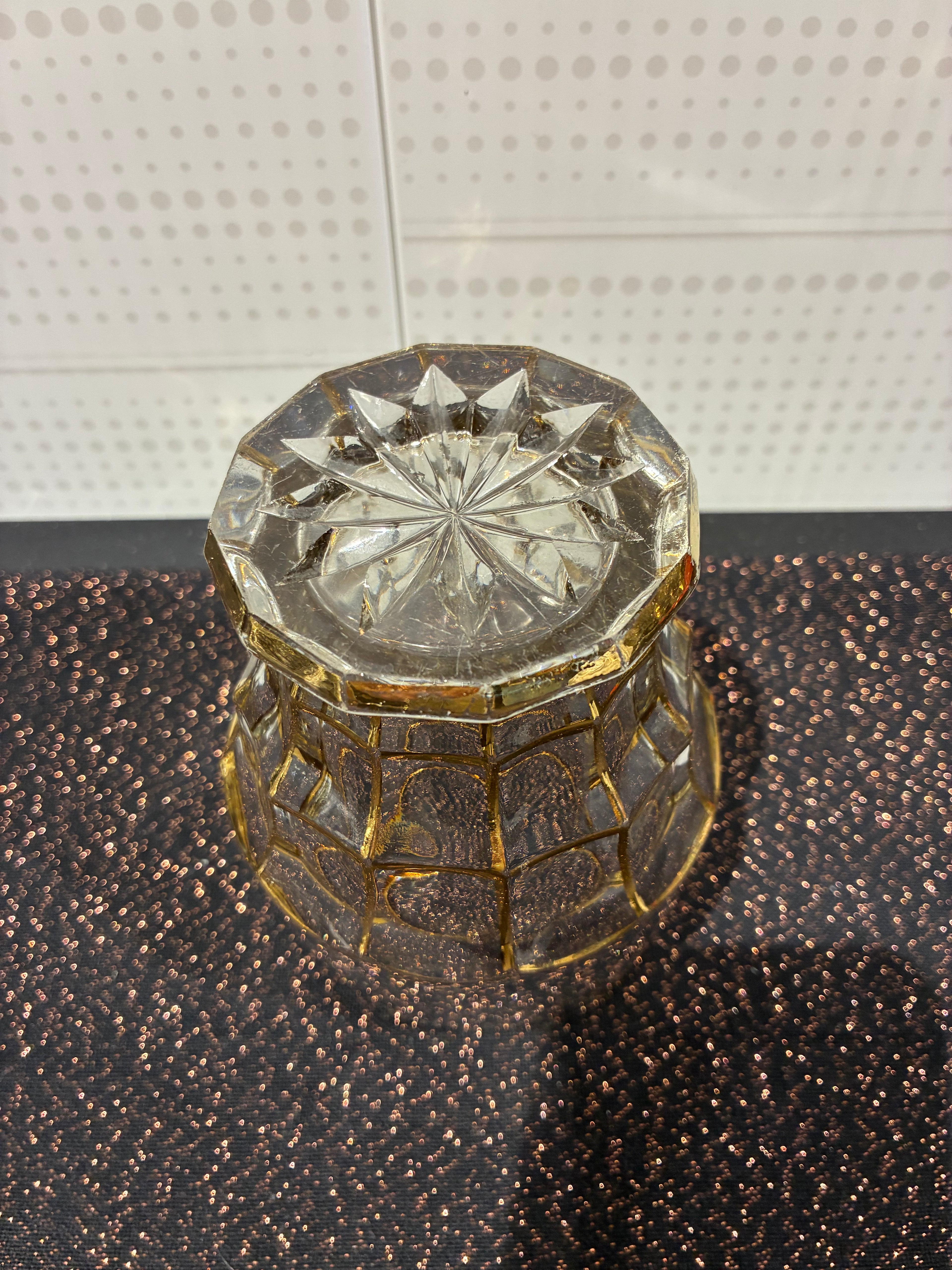 Verre ancien facetté doré fond étoilé – pièce de caractère