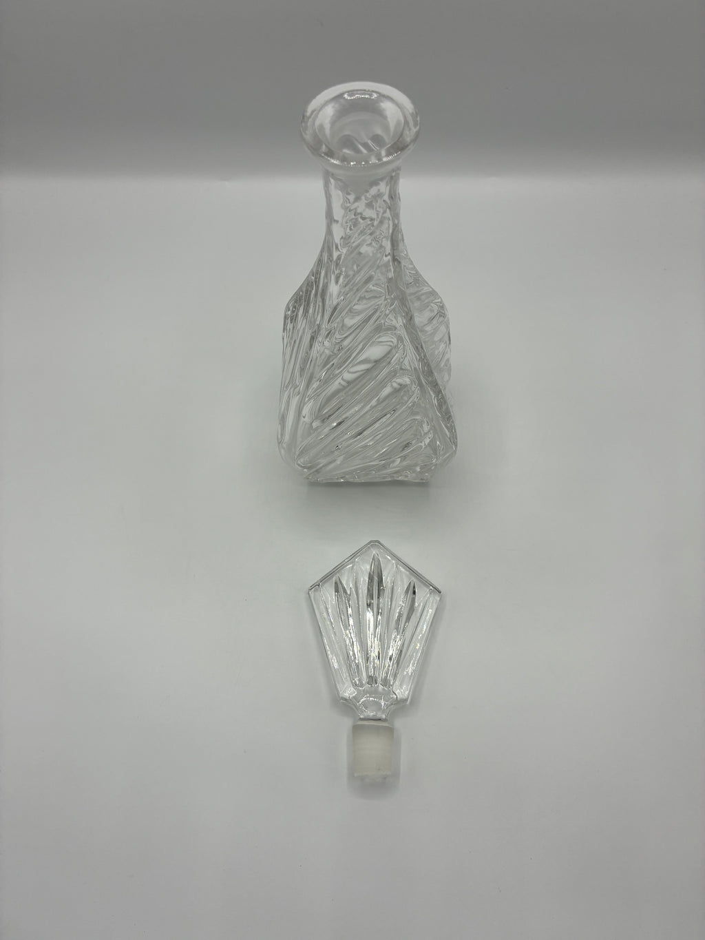 Carafe à liqueur en cristal torsadé avec bouchon – vers 1900, esprit Bohême