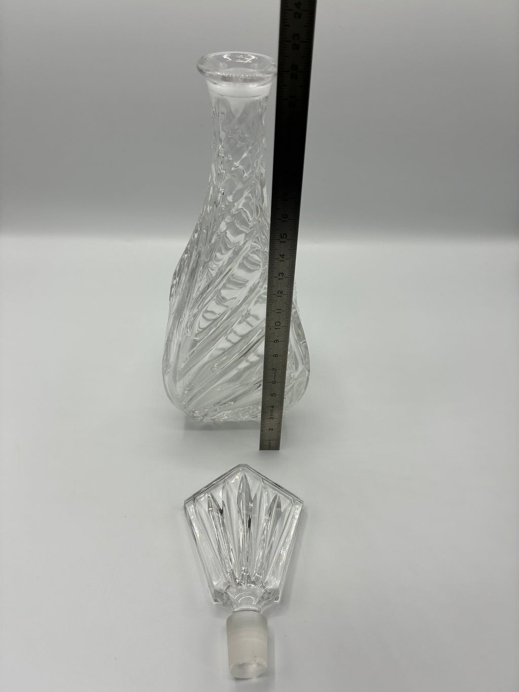 Carafe à liqueur en cristal torsadé avec bouchon – vers 1900, esprit Bohême