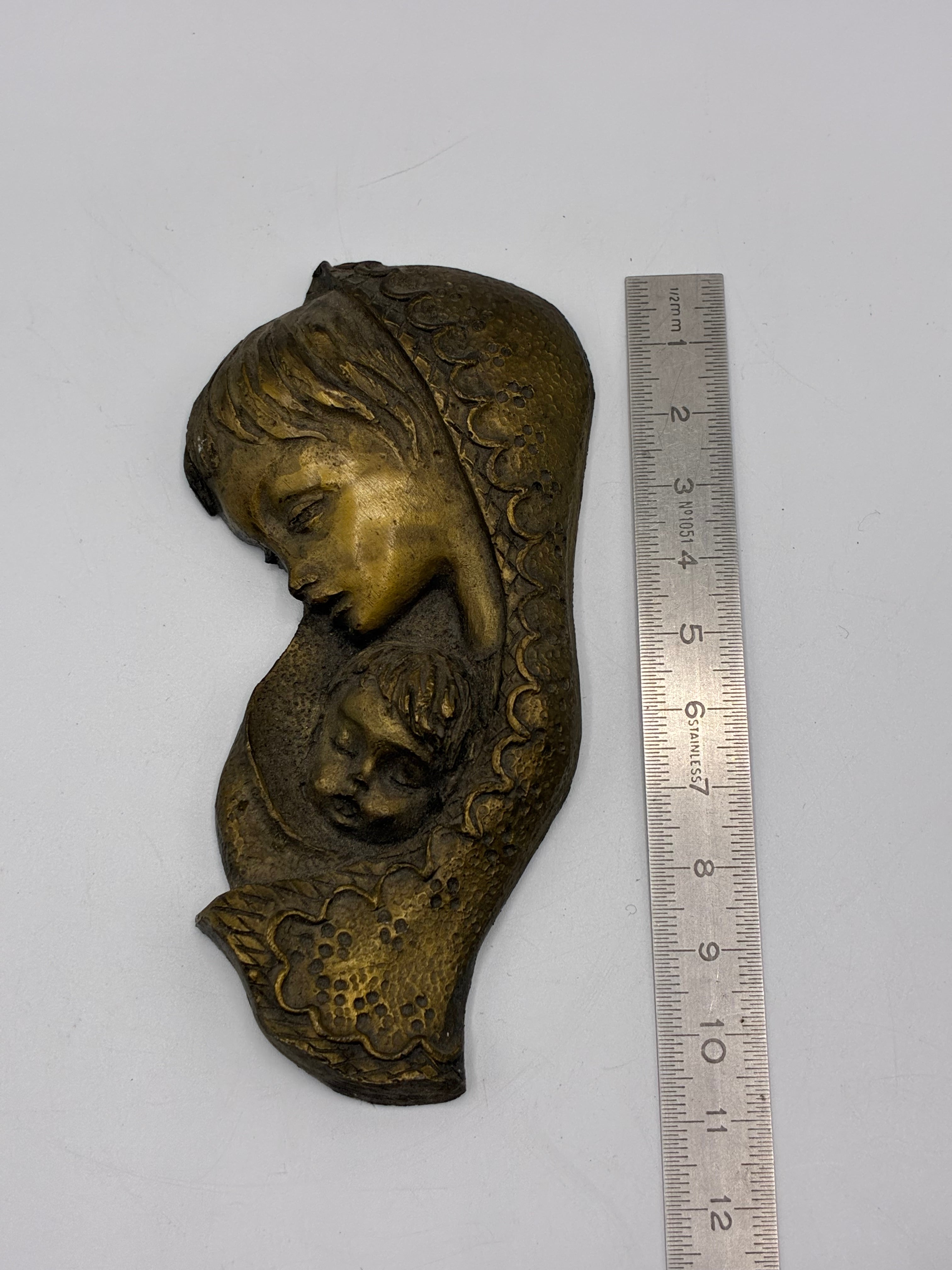 Vierge à l’enfant en bronze relief mural style art déco milieu du XXe siècle