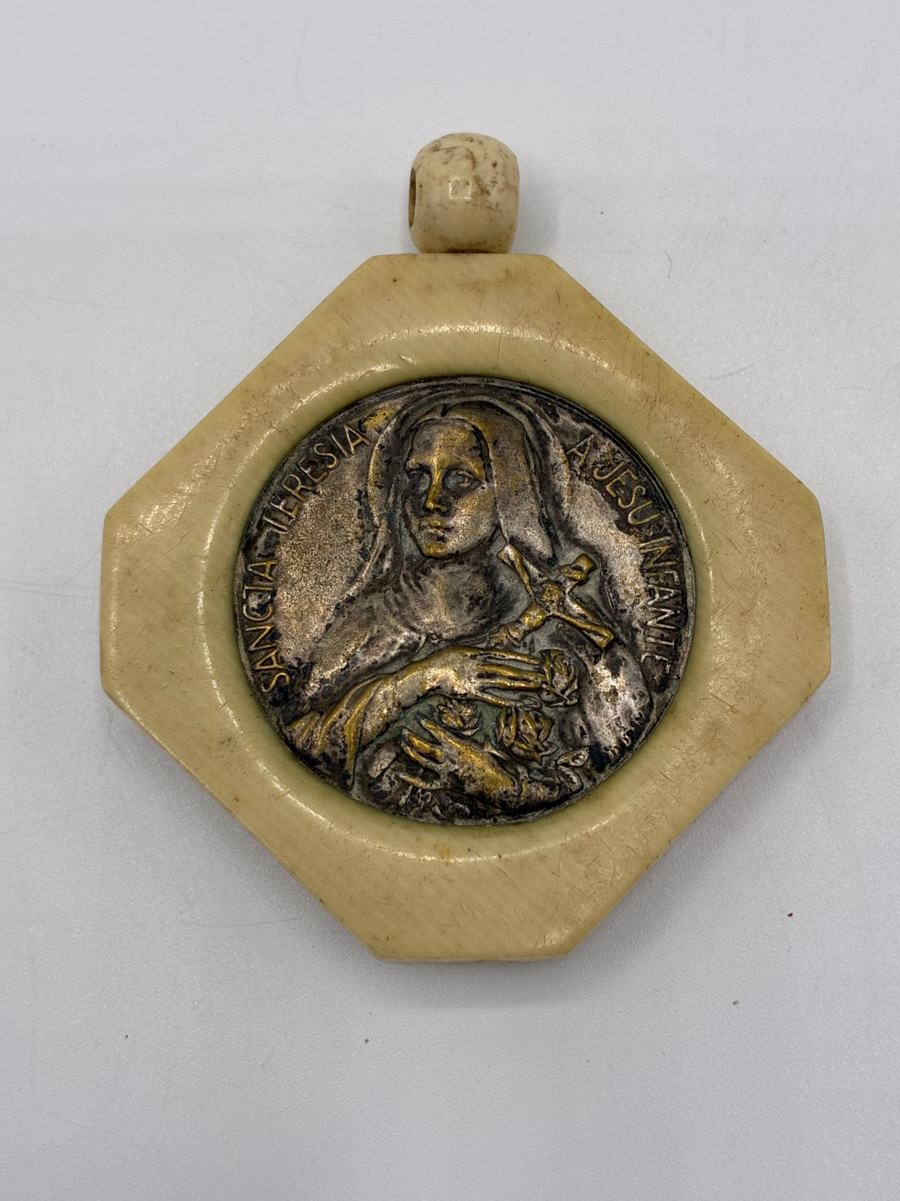 Médaillon religieux Sainte Thérèse bakélite