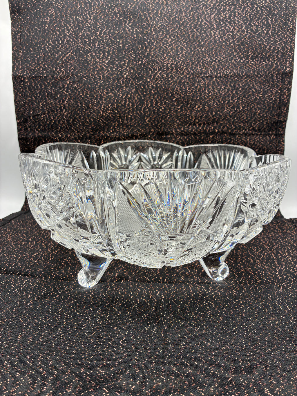 Grande coupe en cristal moulé à décor étoilé forme trilobée sur pieds