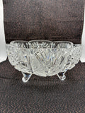 Grande coupe en cristal moulé à décor étoilé forme trilobée sur pieds