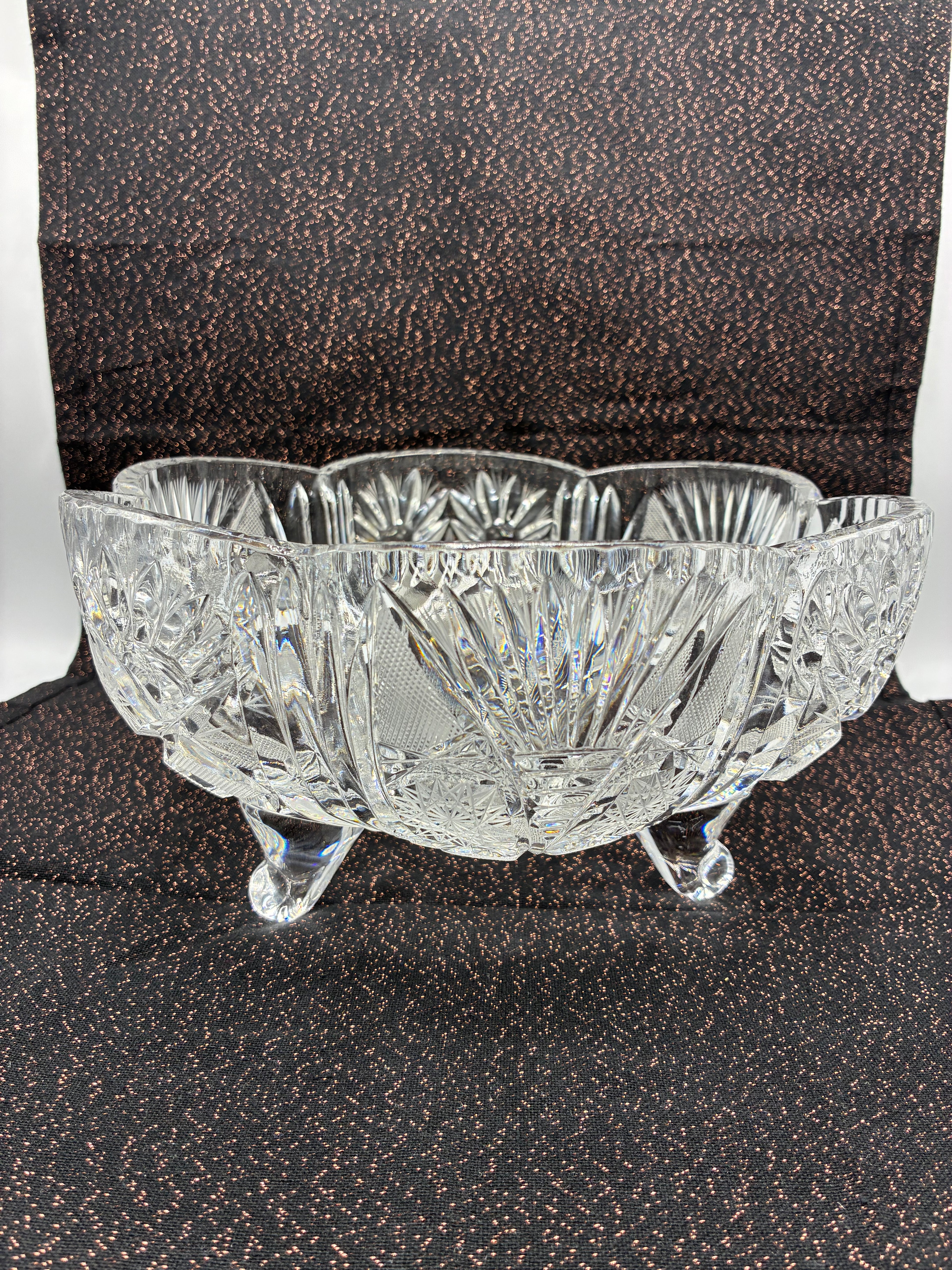 Grande coupe en cristal moulé à décor étoilé forme trilobée sur pieds