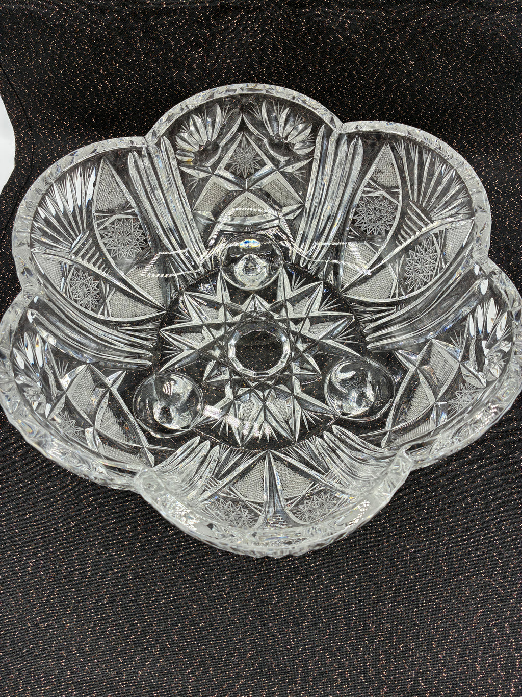 Grande coupe en cristal moulé à décor étoilé forme trilobée sur pieds