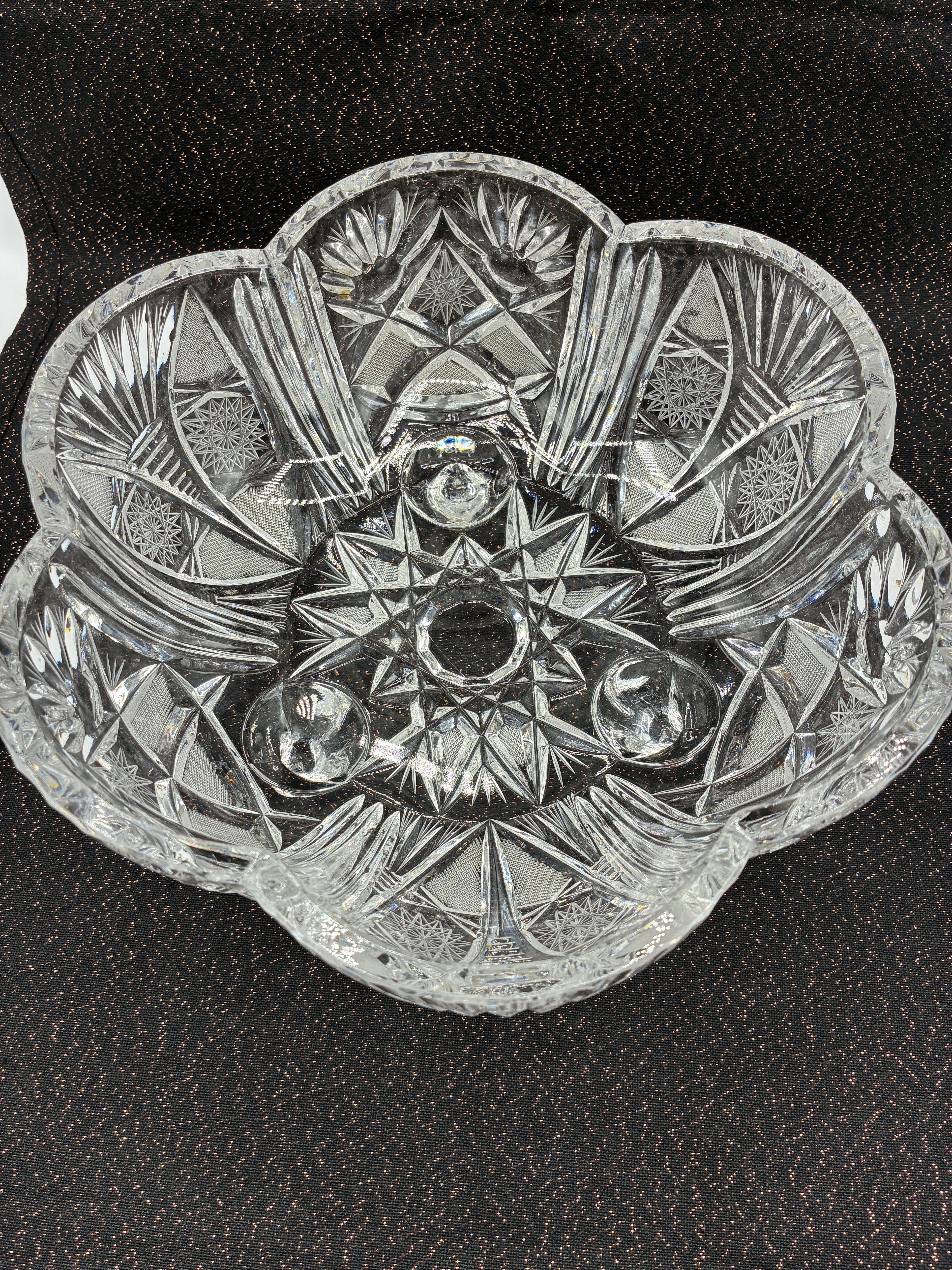 Grande coupe en cristal moulé à décor étoilé forme trilobée sur pieds